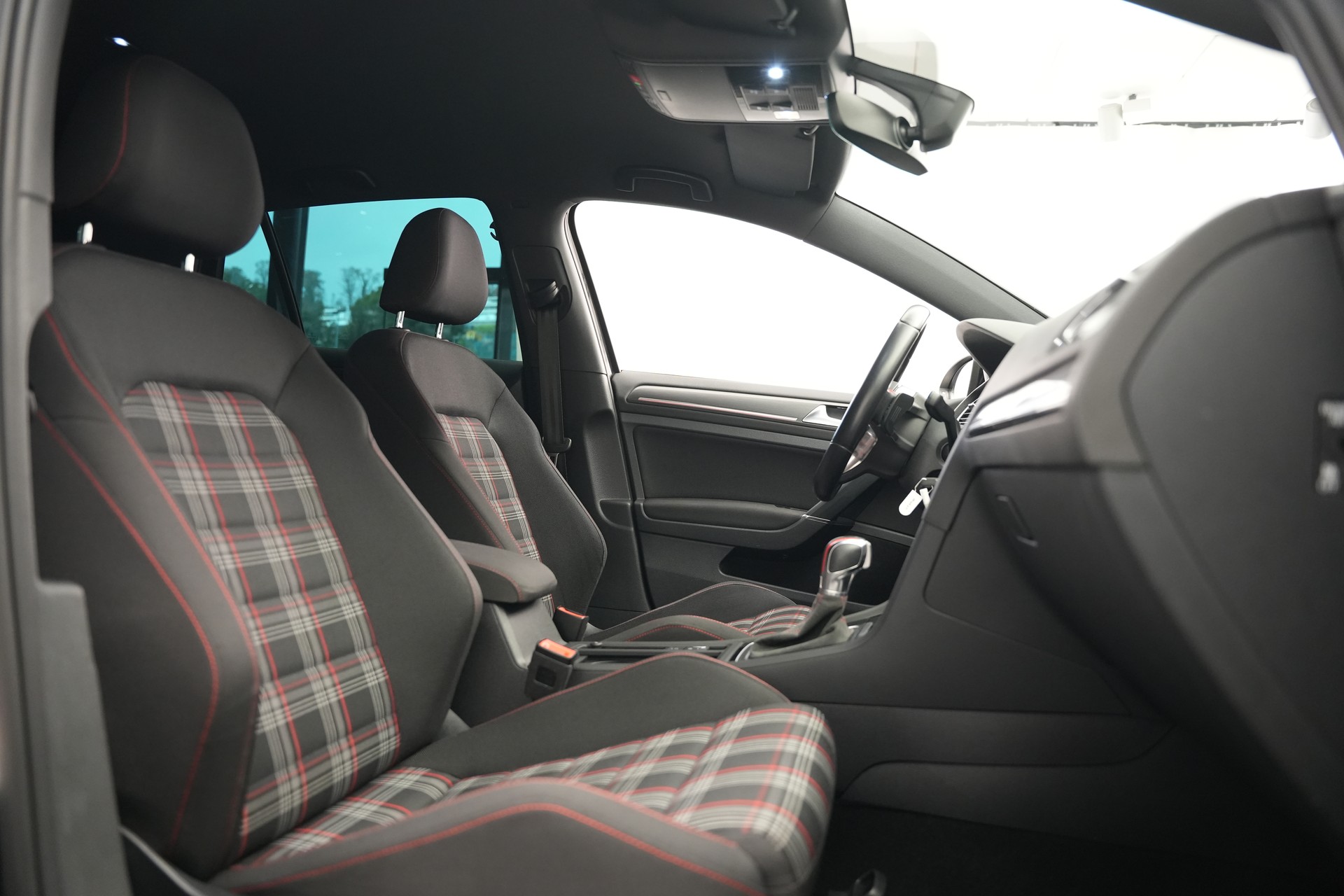 VW Golf 2.0 TSI GTI DSG *CH-Fahrzeug*-image-15