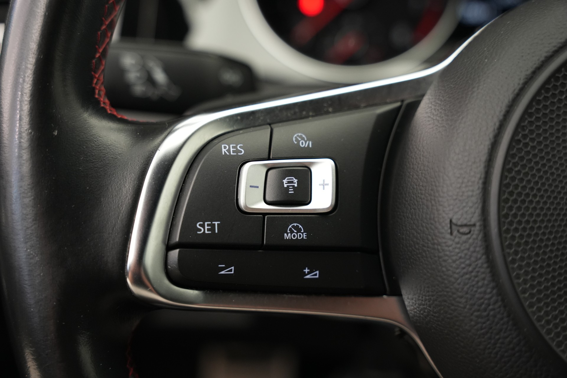 VW Golf 2.0 TSI GTI DSG *CH-Fahrzeug*-image-23