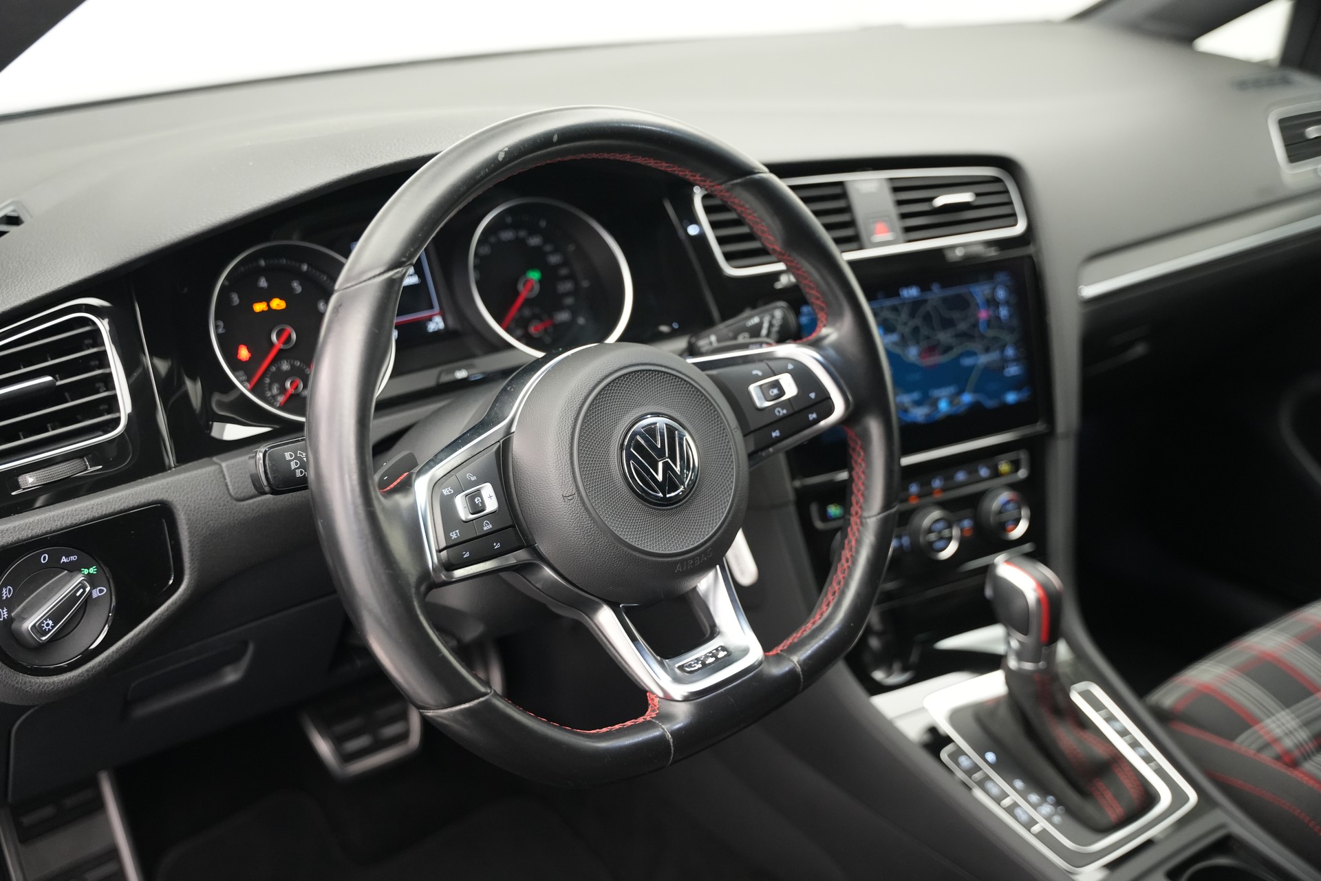 VW Golf 2.0 TSI GTI DSG *CH-Fahrzeug*-image-18