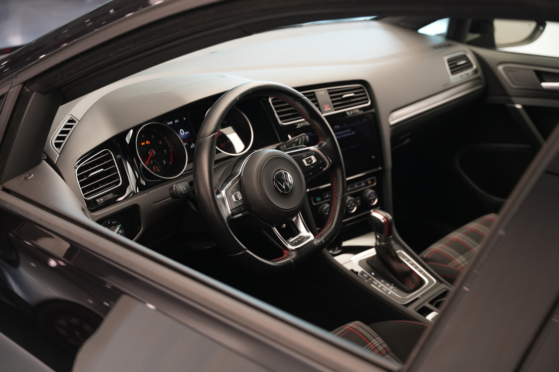 VW Golf 2.0 TSI GTI DSG *CH-Fahrzeug*-image-47