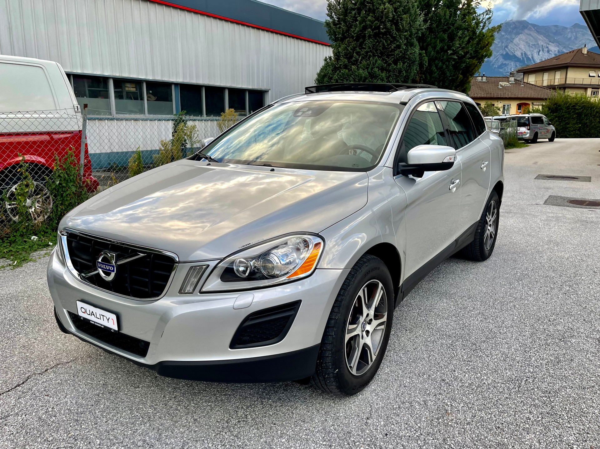 VOLVO XC60 D4 AWD R-Design-showroom-element-3