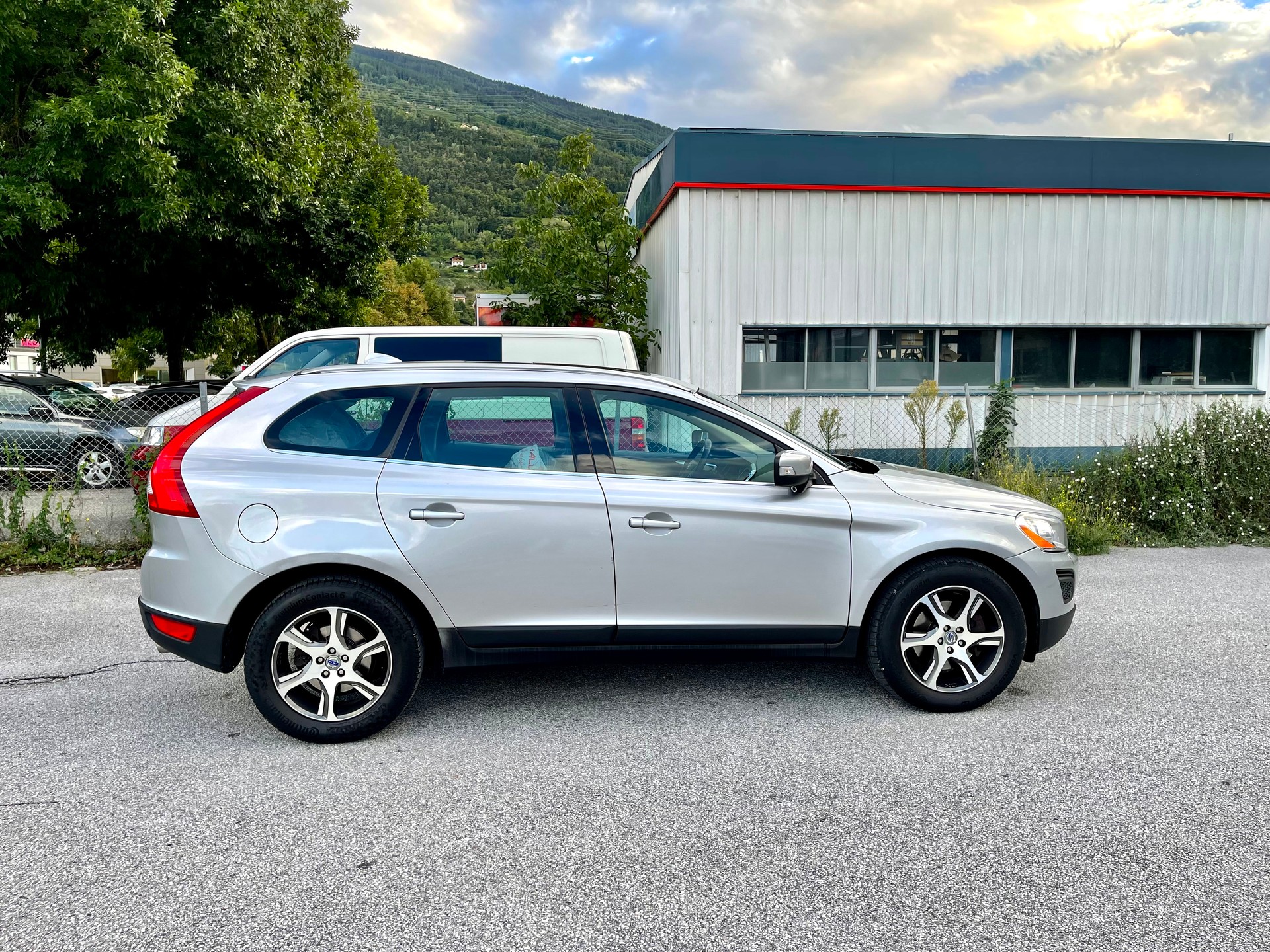VOLVO XC60 D4 AWD R-Design-image-30