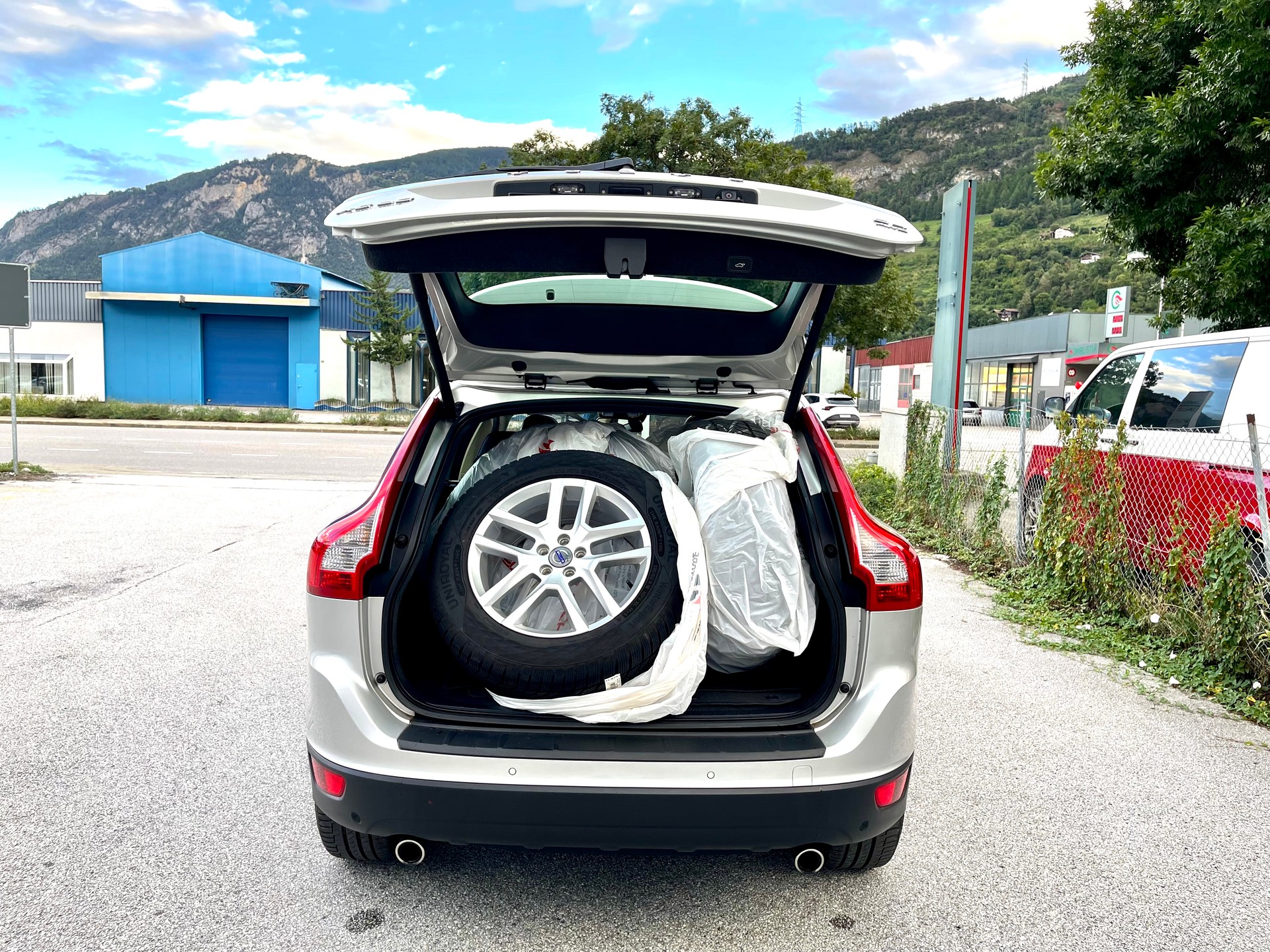 VOLVO XC60 D4 AWD R-Design-showroom-element-2