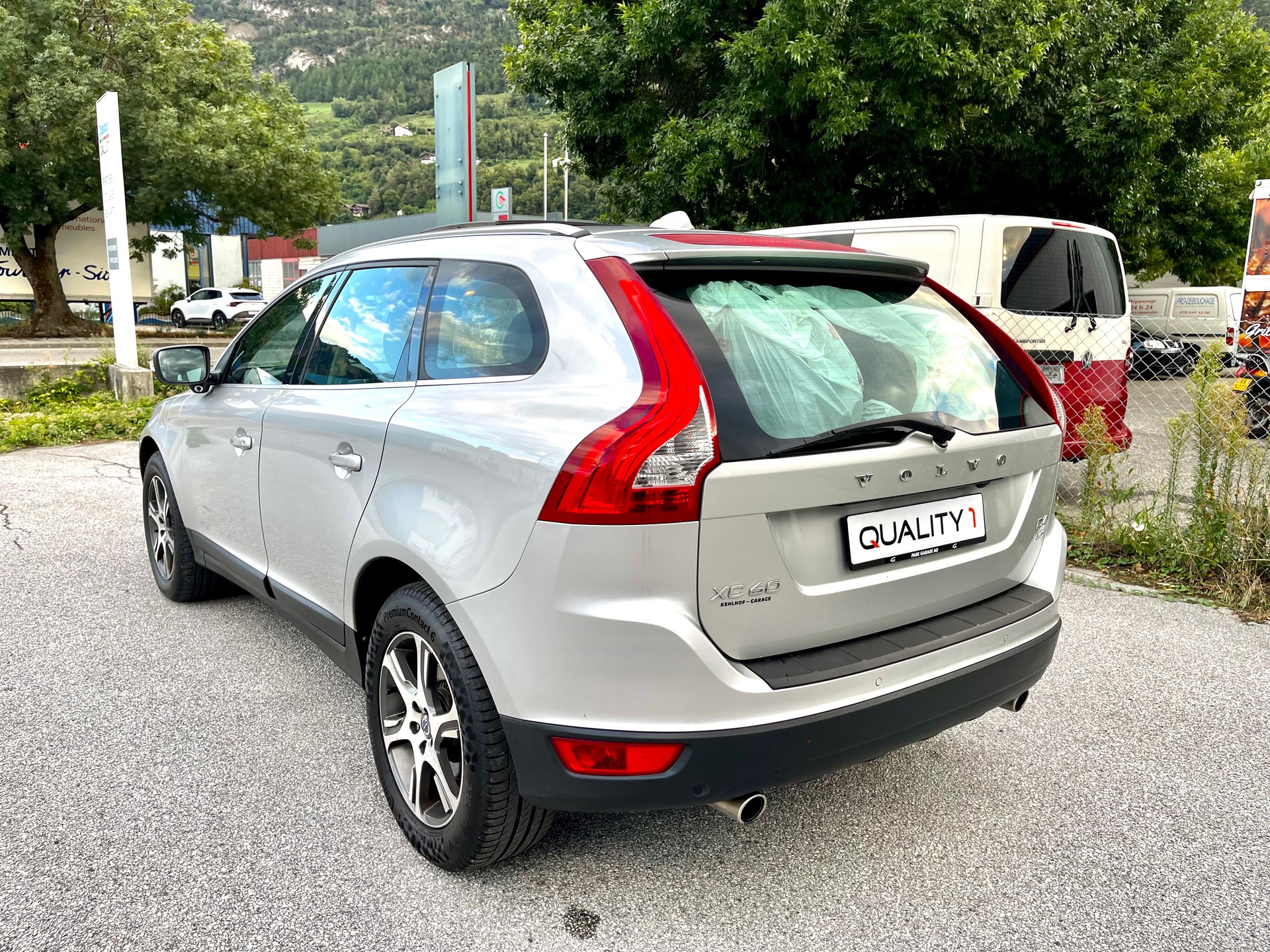 VOLVO XC60 D4 AWD R-Design-image-17