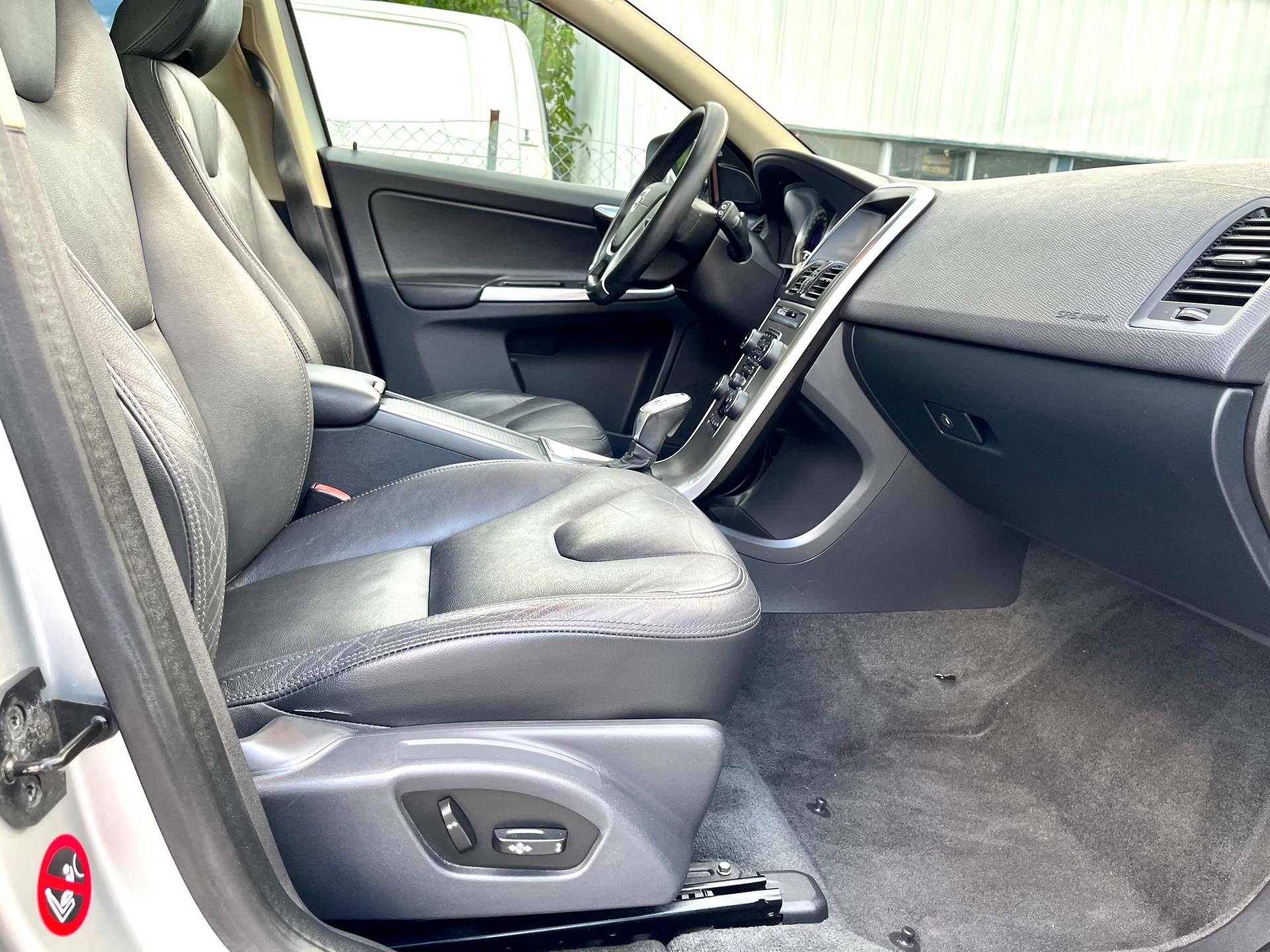 VOLVO XC60 D4 AWD R-Design-image-28