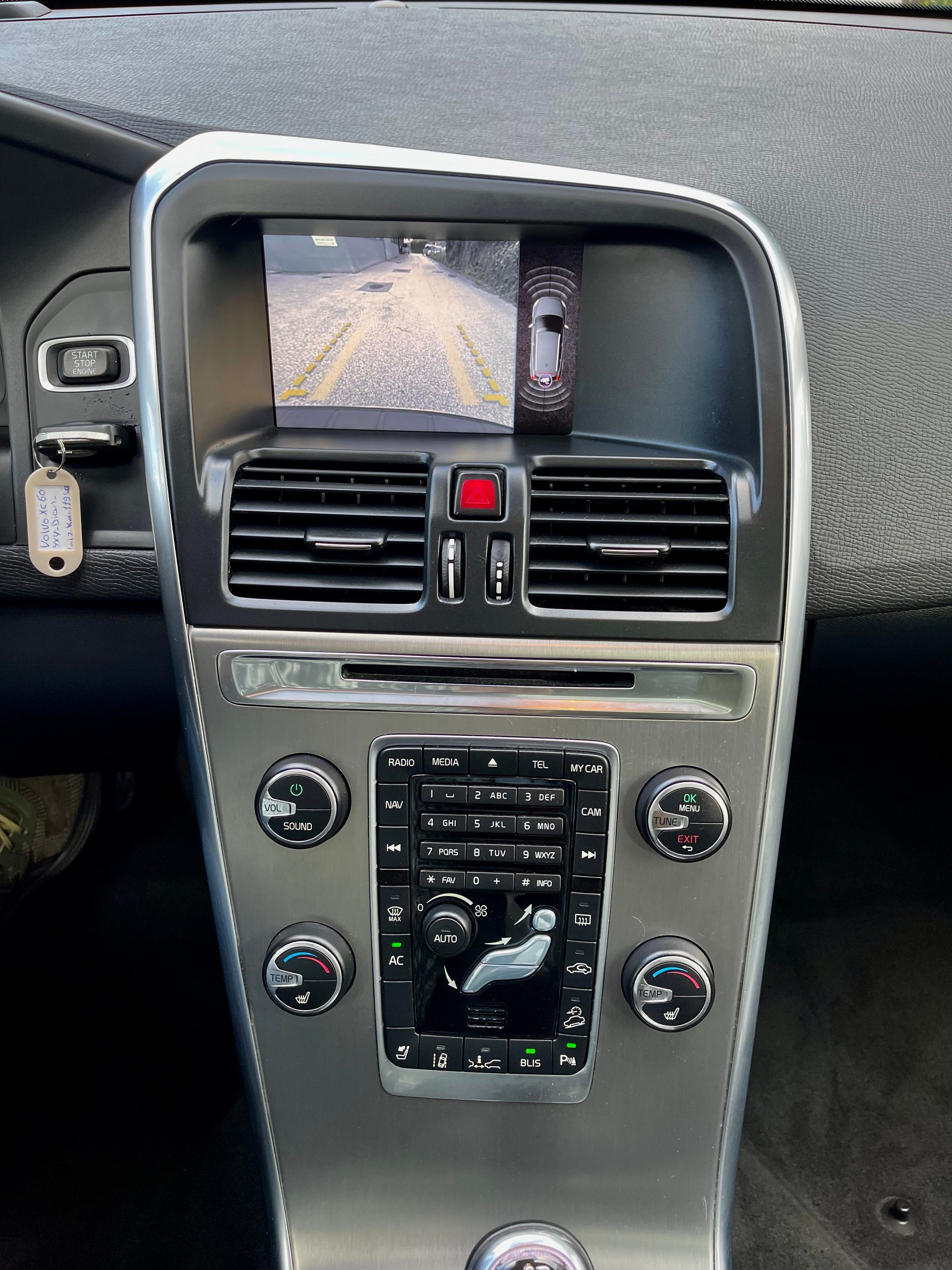 VOLVO XC60 D4 AWD R-Design-showroom-element-1