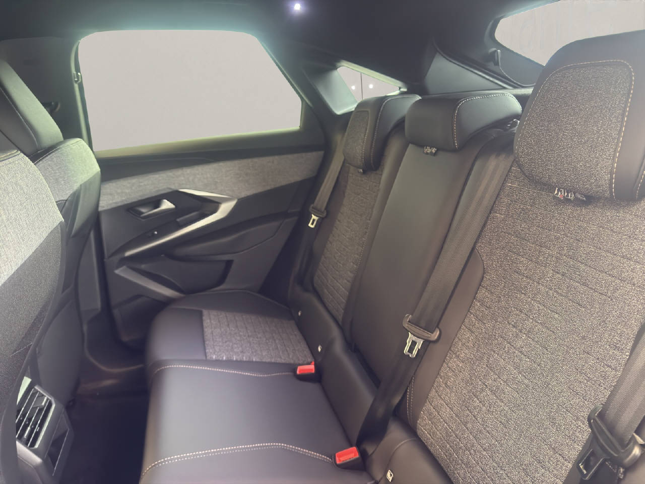 PEUGEOT 3008 1.2 Hybrid 145 PS Allure Premium-image-6