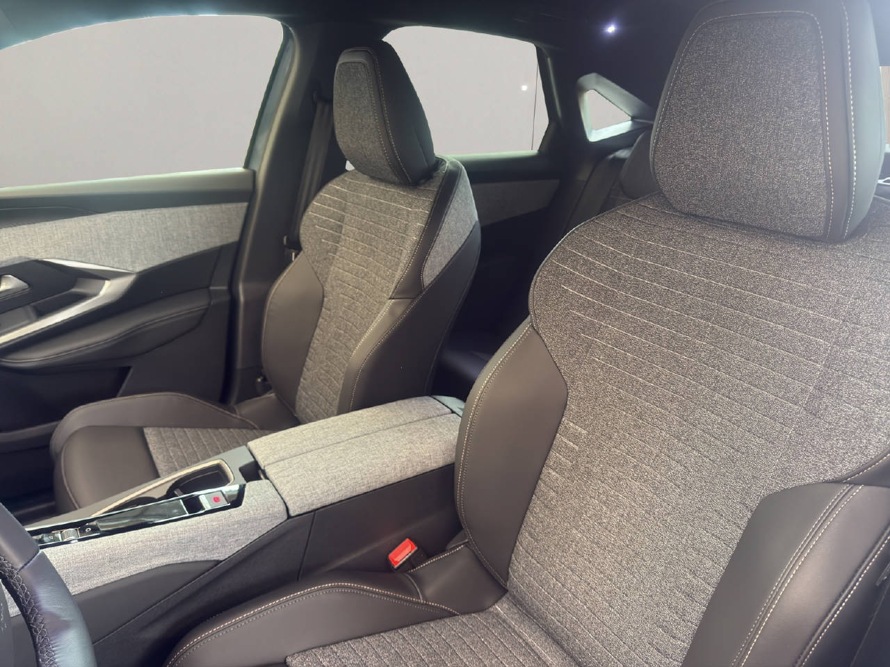 PEUGEOT 3008 1.2 Hybrid 145 PS Allure Premium-image-5