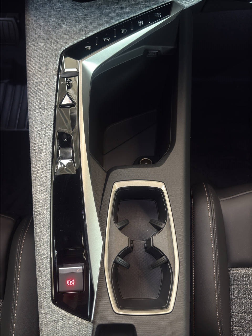 PEUGEOT 3008 1.2 Hybrid 145 PS Allure Premium-image-17