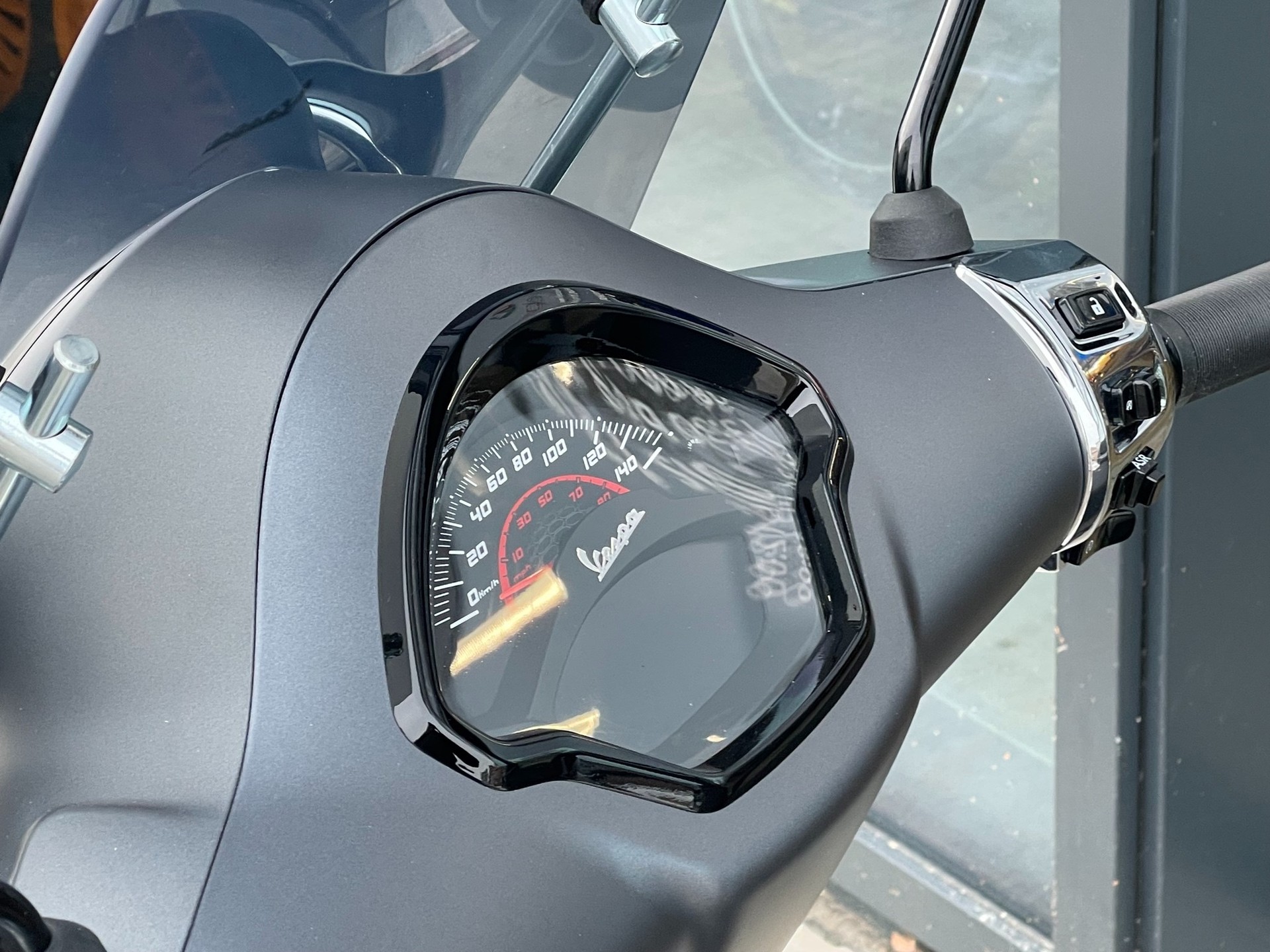 PIAGGIO Vespa GTS 125 Super Sport ABS-image-2
