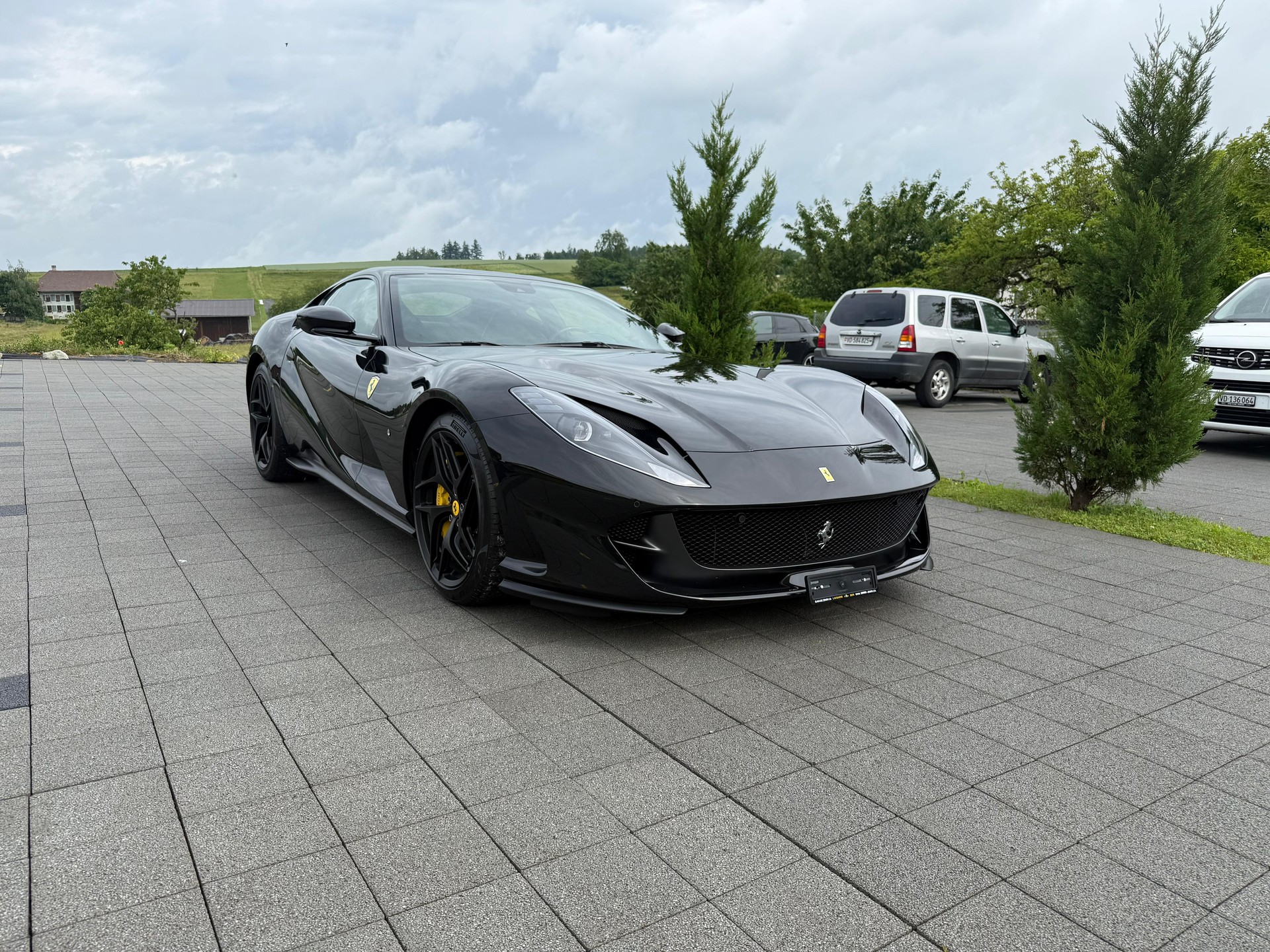 FERRARI 812 Superfast-showroom-element-2