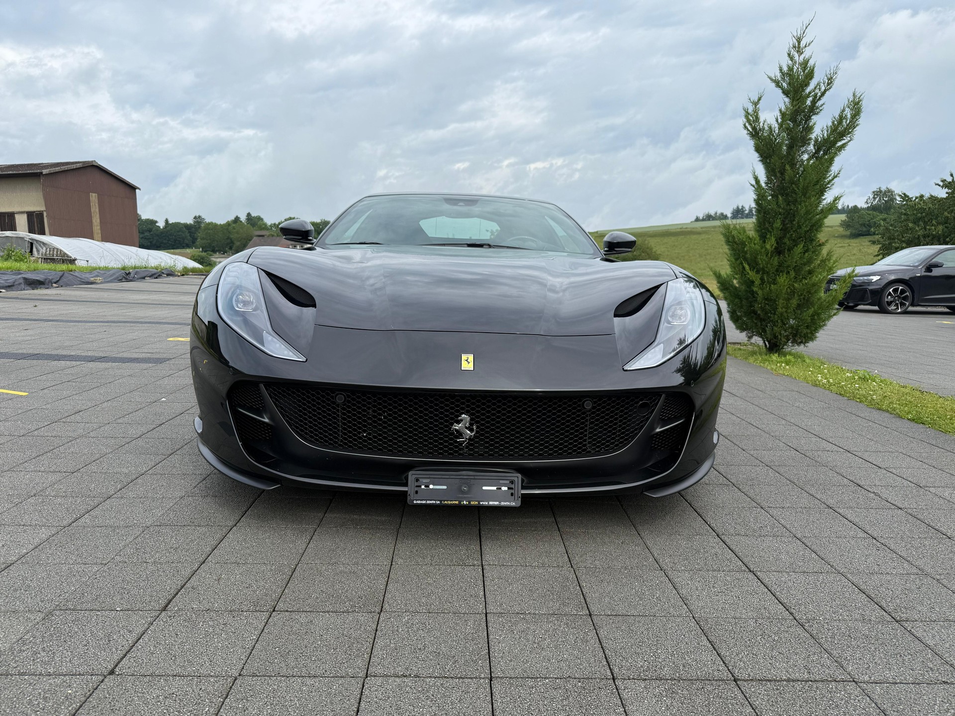 FERRARI 812 Superfast-showroom-element-3