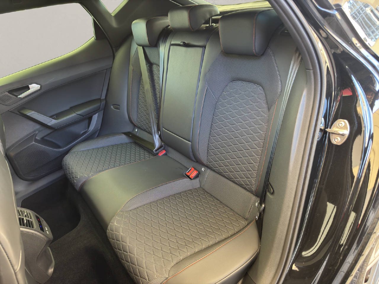 SEAT Leon 1.5 eTSI 150 FR DSG-image-4