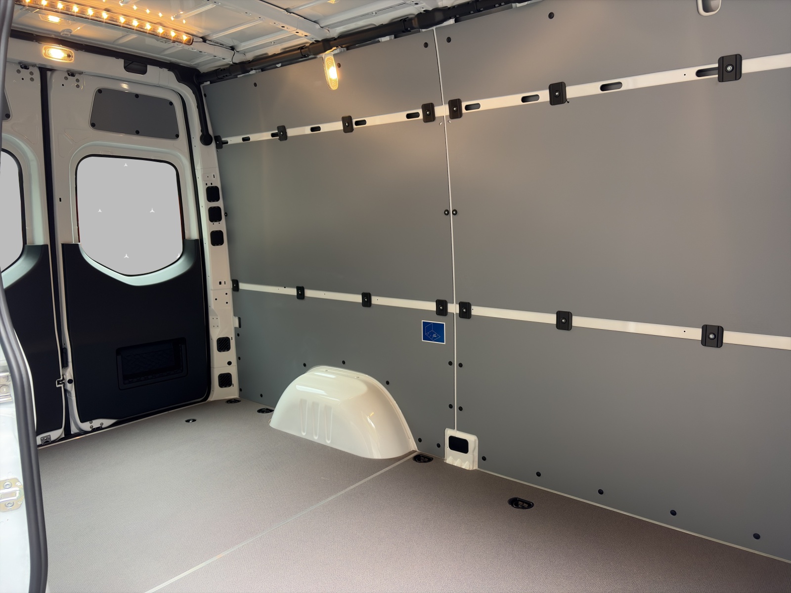 MERCEDES-BENZ eSprinter 320 81kWh Standard Pro WORKER-image-8