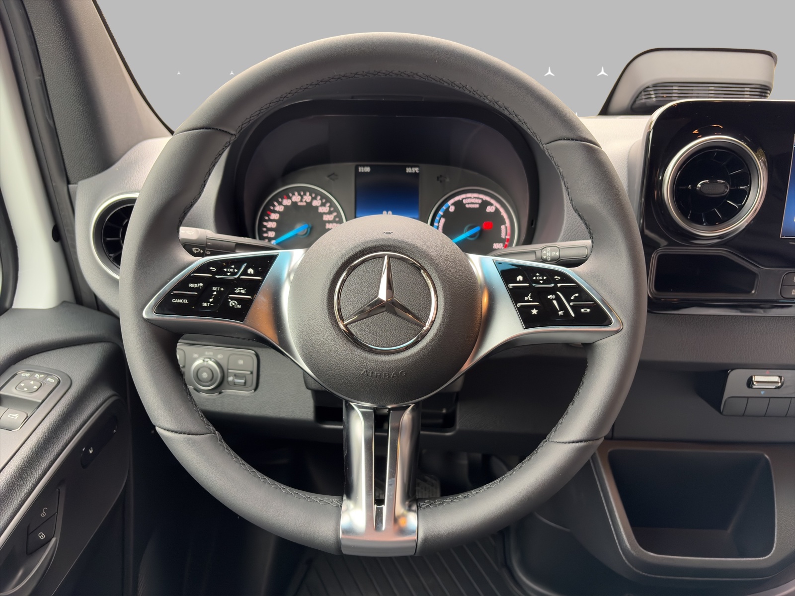 MERCEDES-BENZ eSprinter 320 81kWh Standard Pro WORKER-image-12