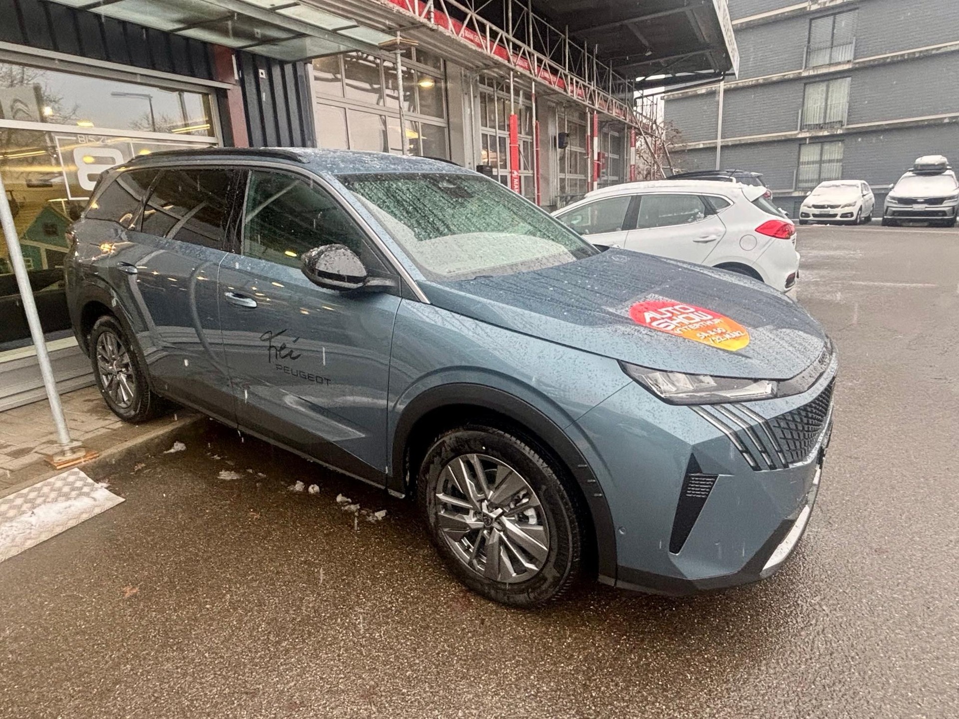 PEUGEOT 5008 1.2 Hybrid Allure-showroom-element-1