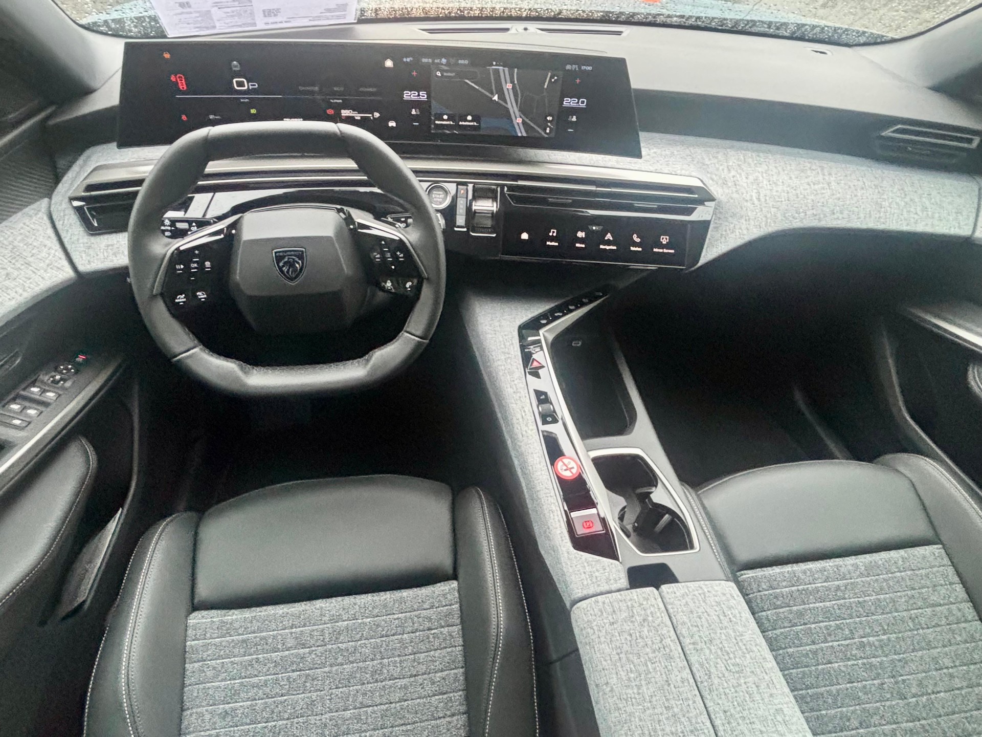 PEUGEOT 5008 1.2 Hybrid Allure Premium-image-6