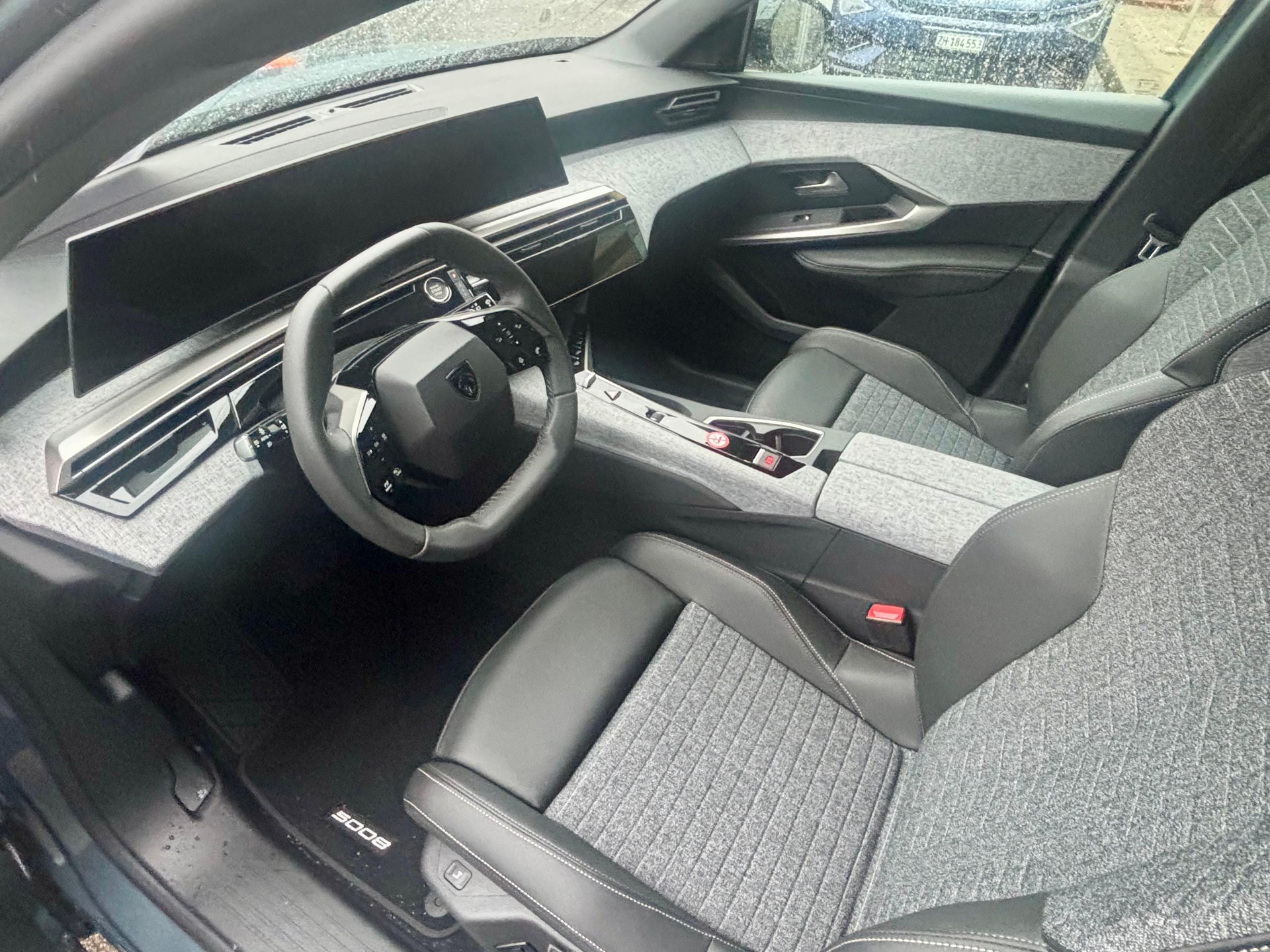 PEUGEOT 5008 1.2 Hybrid Allure-image-4