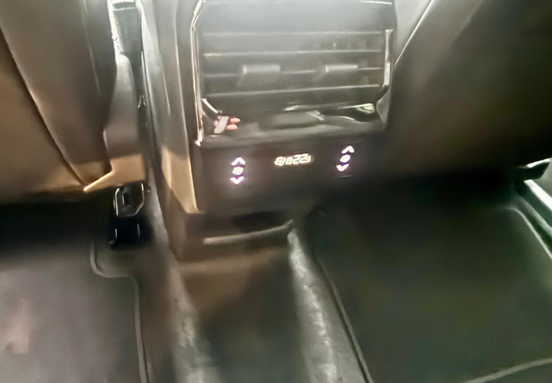 PEUGEOT 5008 1.2 Hybrid Allure-image-11