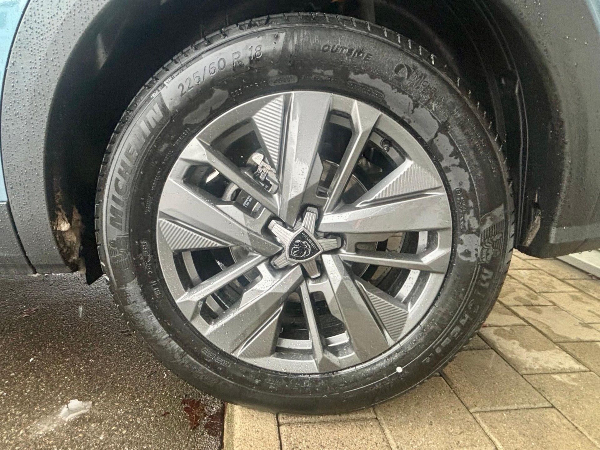 PEUGEOT 5008 1.2 Hybrid Allure Premium-image-12