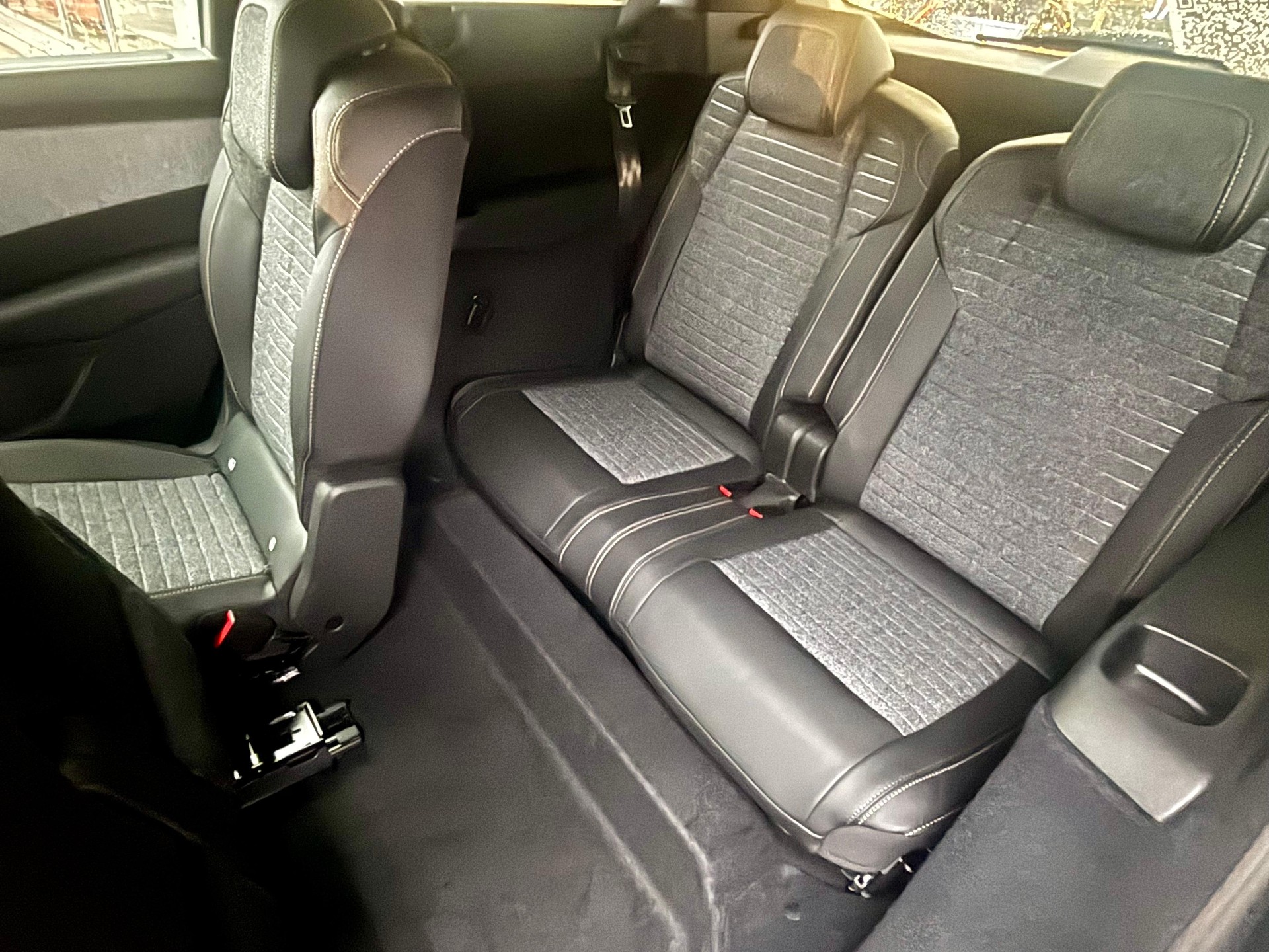 PEUGEOT 5008 1.2 Hybrid Allure-image-10