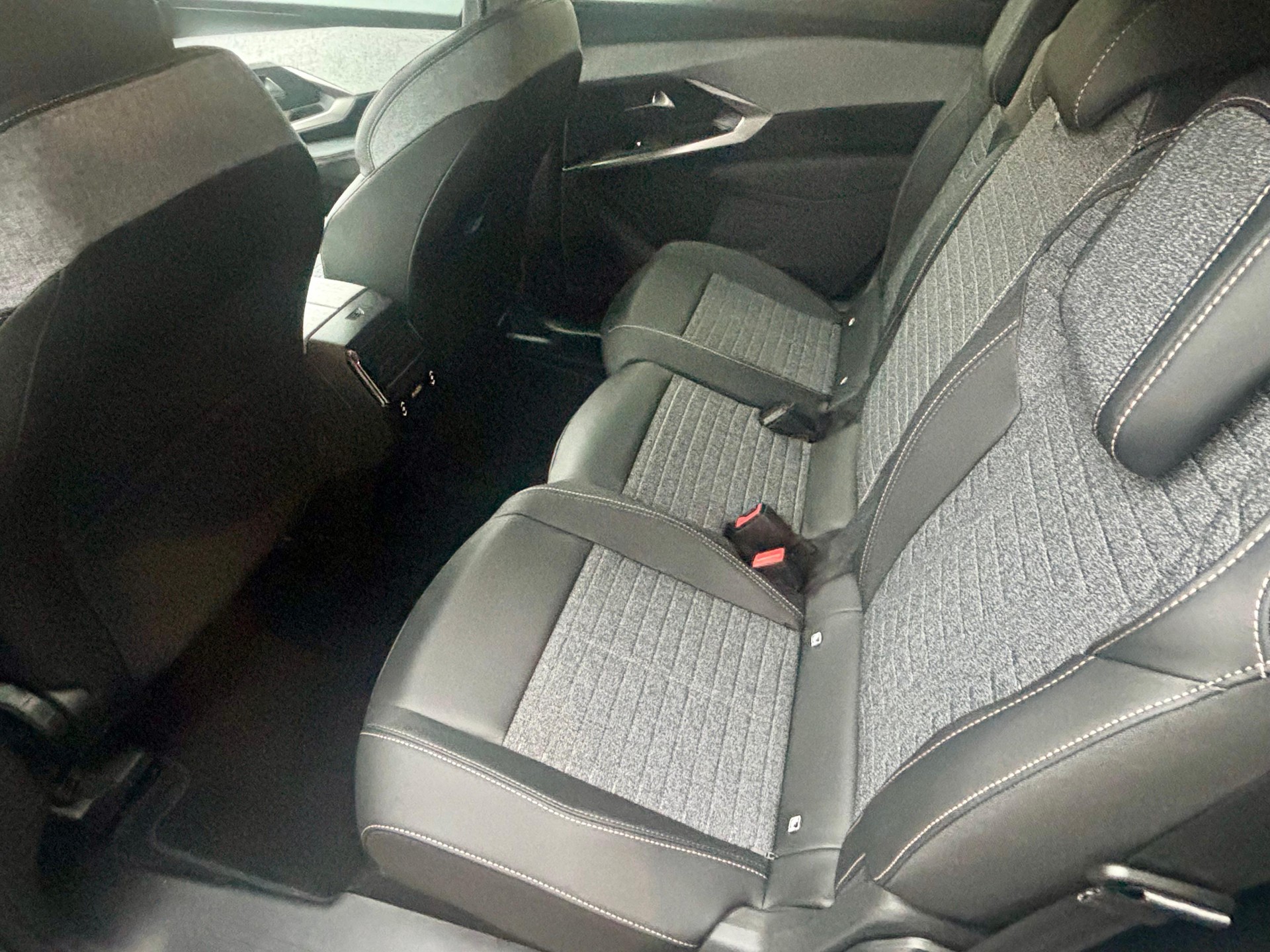 PEUGEOT 5008 1.2 Hybrid Allure Premium-image-9