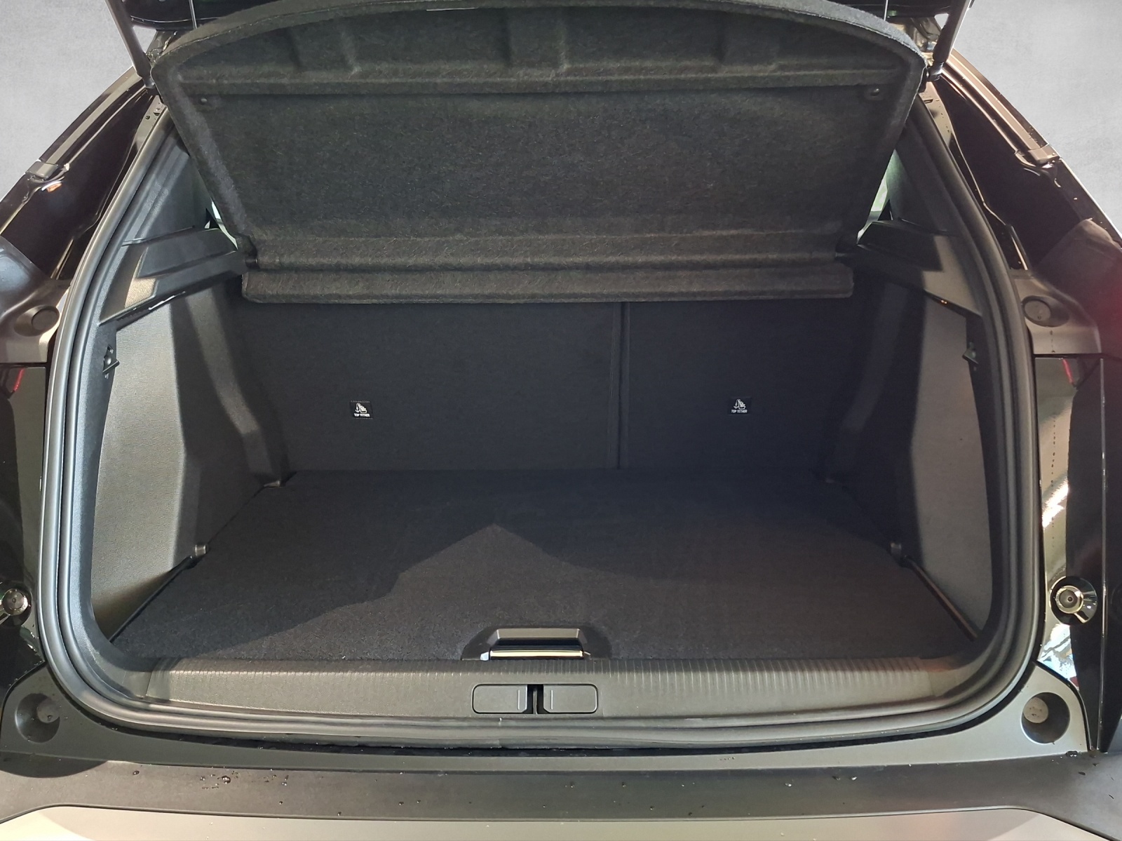 PEUGEOT 2008 1.2 Hybrid 145 Allure Premium-image-12