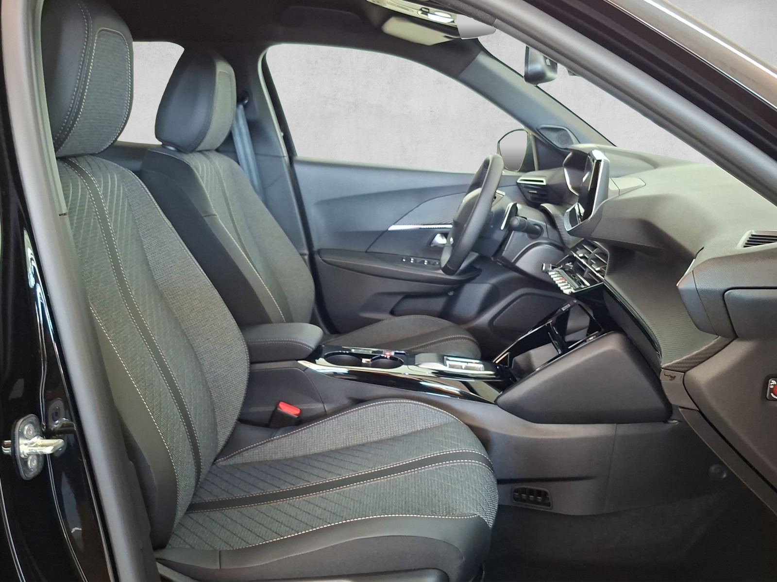 PEUGEOT 2008 1.2 Hybrid 145 Allure Premium-image-13