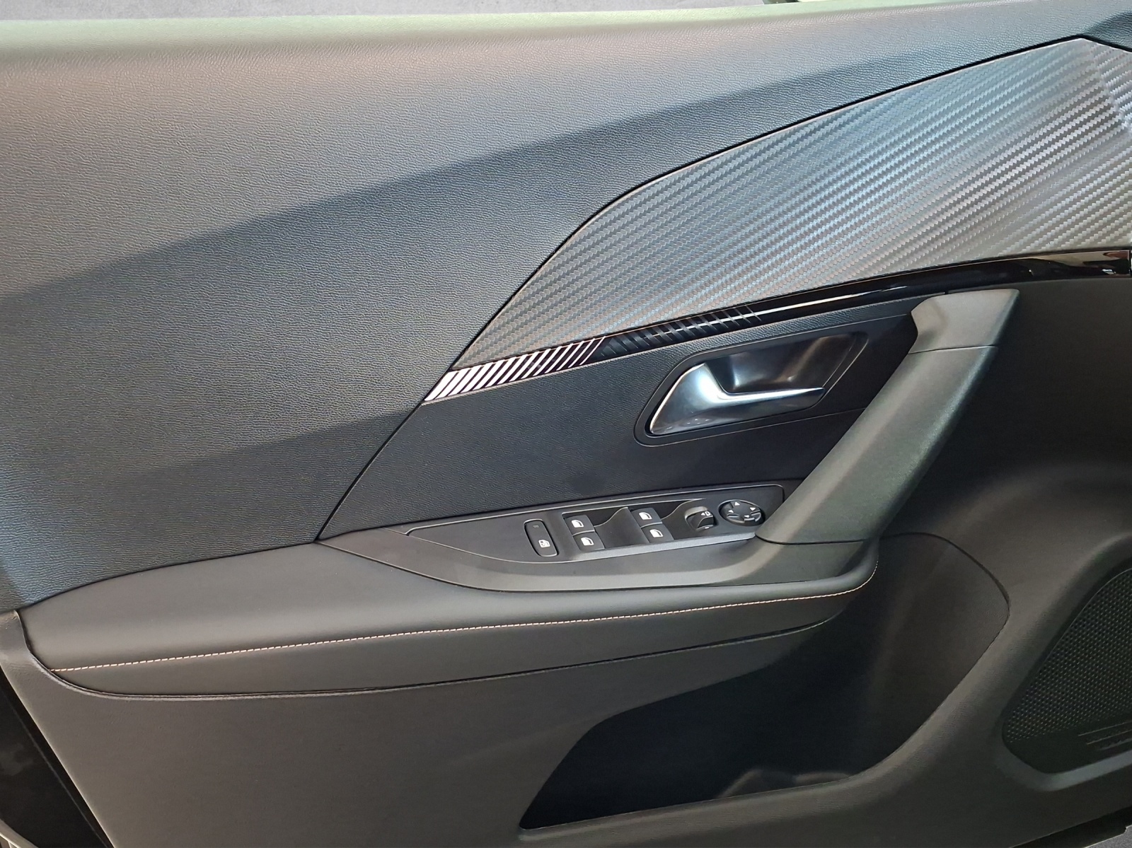 PEUGEOT 2008 1.2 Hybrid 145 Allure Premium-image-10