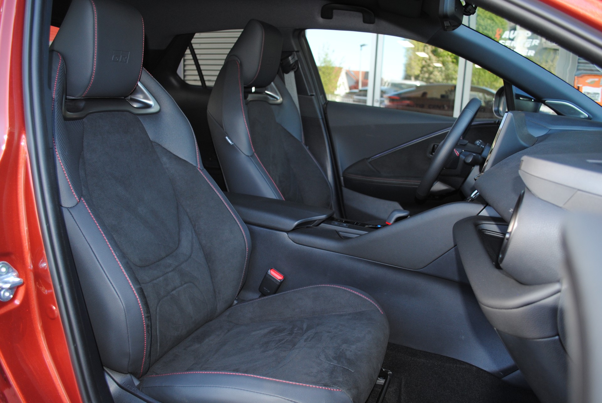 TOYOTA C-HR 2.0 HSD CVT GR Sport 4WD-image-14