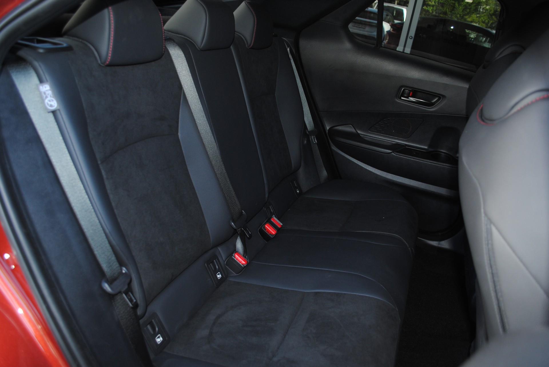 TOYOTA C-HR 2.0 HSD CVT GR Sport 4WD-image-15