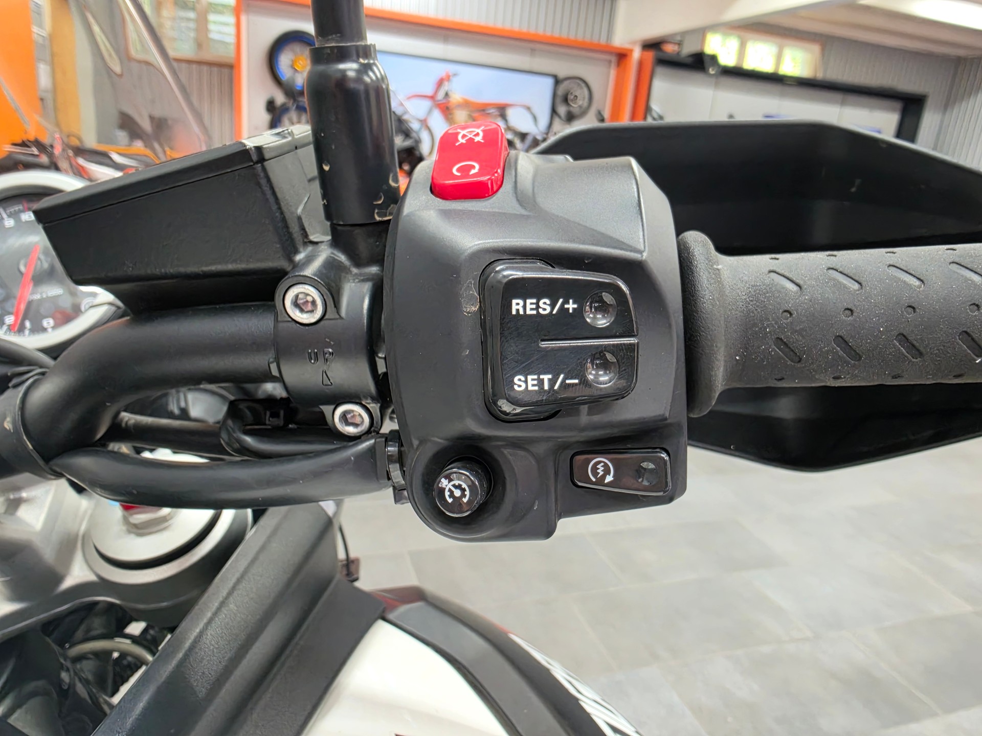 TRIUMPH Tiger 800 XC ABS-image-2