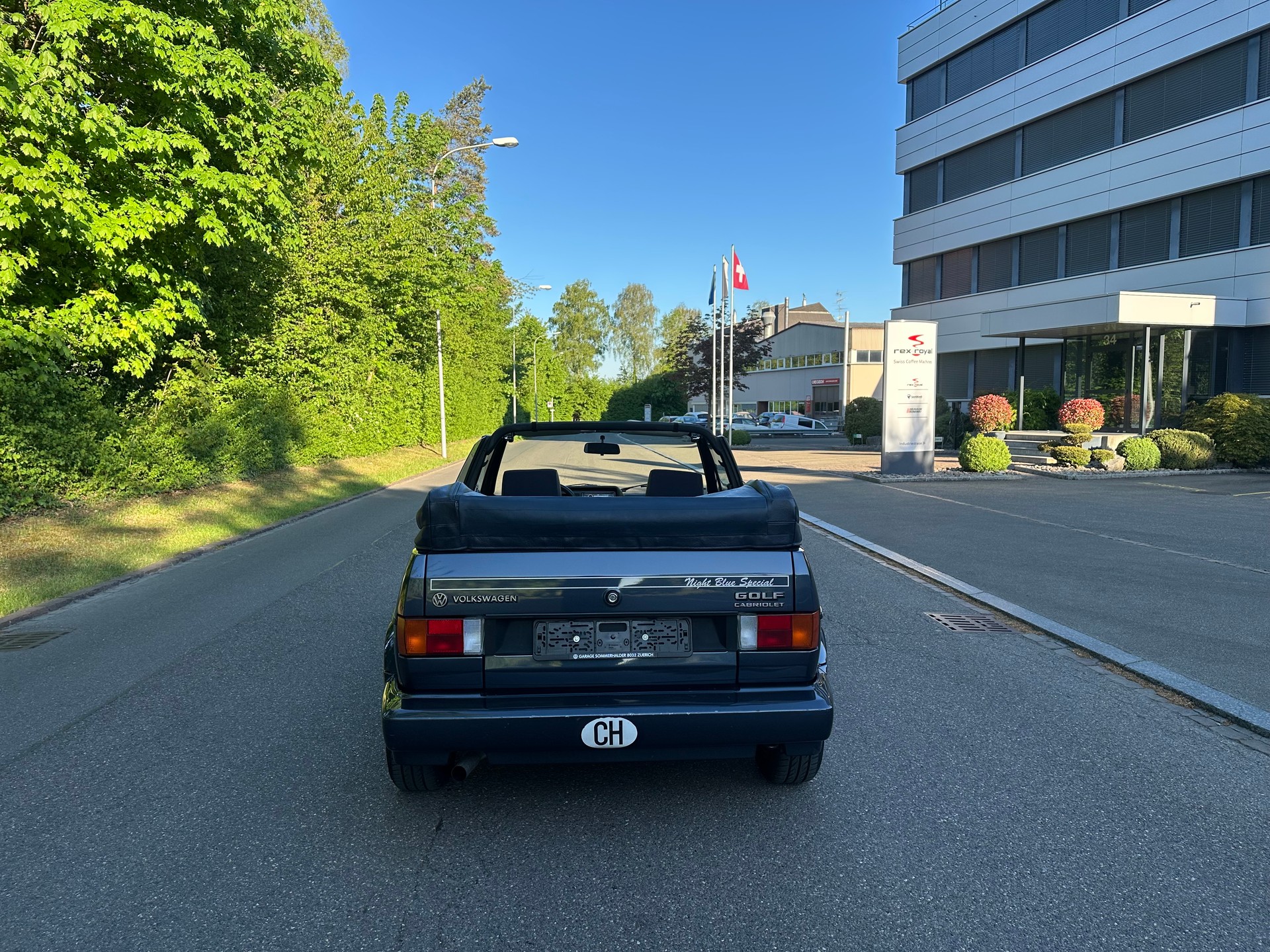 VW Golf Cabriolet 1800 (Night Blue Special)-image-7