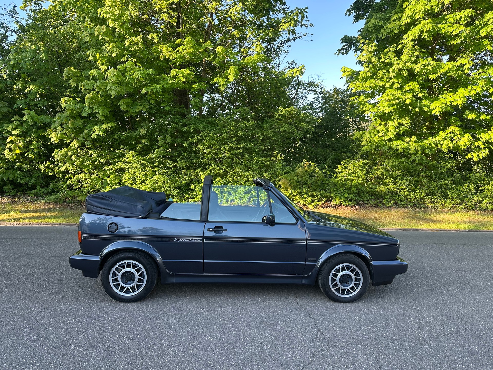 VW Golf Cabriolet 1800 (Night Blue Special)-image-3