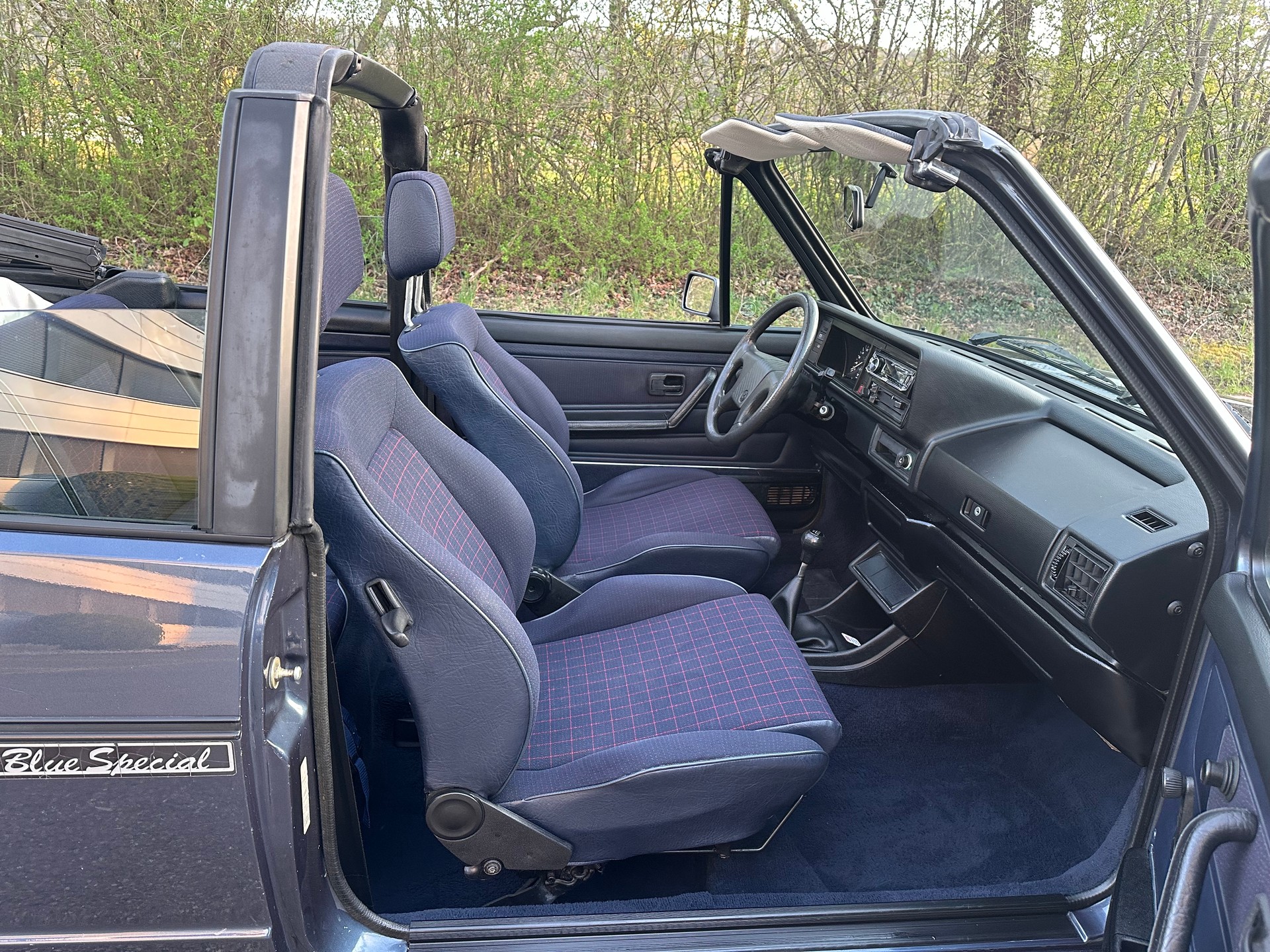 VW Golf Cabriolet 1800 (Night Blue Special)-image-9