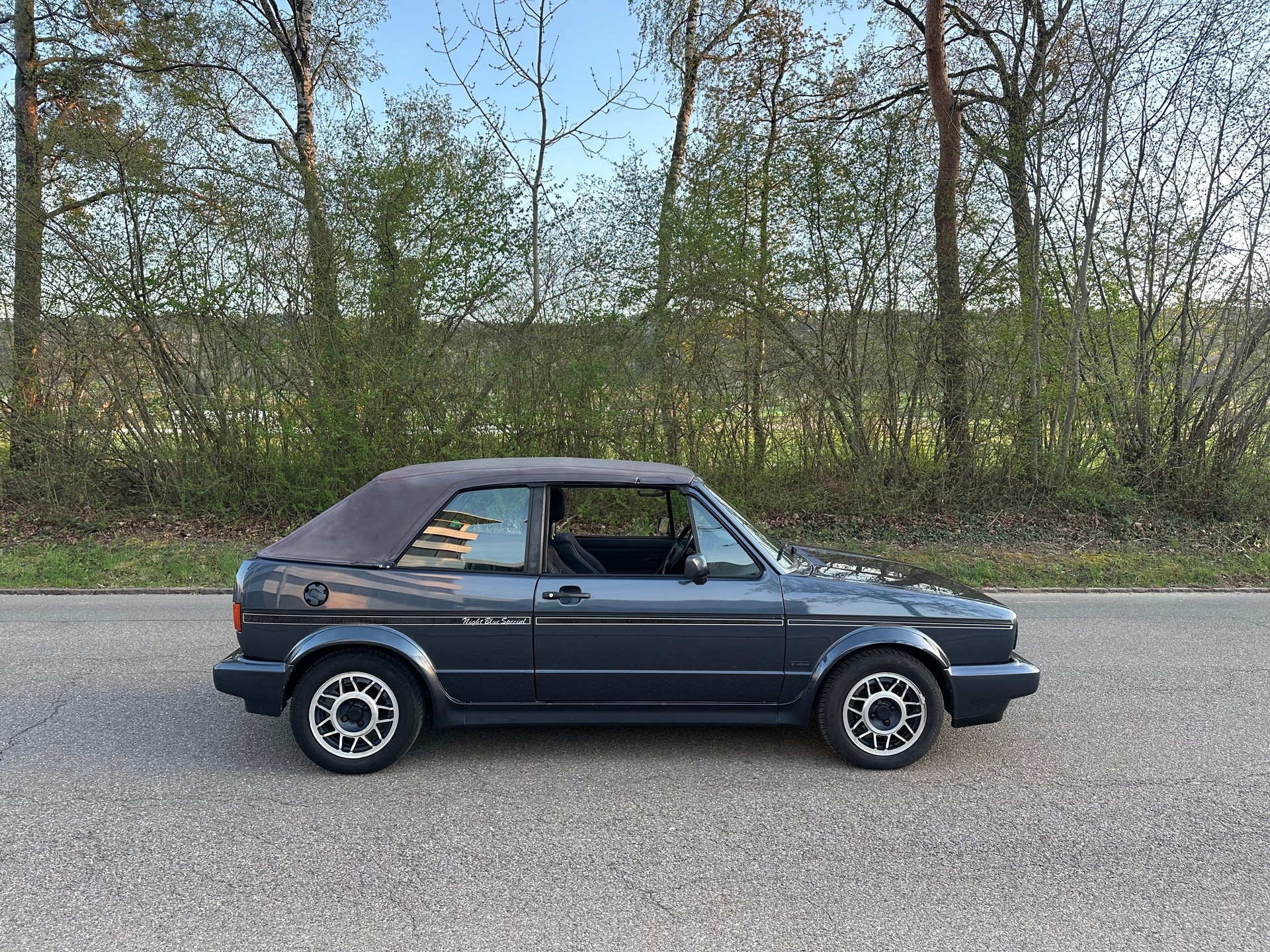 VW Golf Cabriolet 1800 (Night Blue Special)-image-13