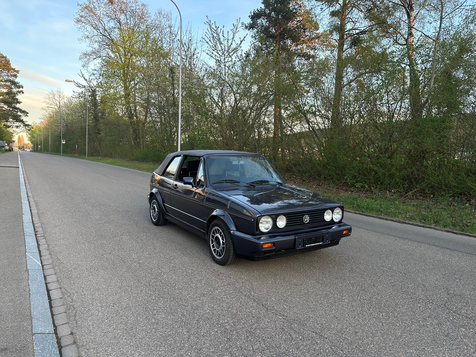 VW Golf Cabriolet 1800 (Night Blue Special)-image-12