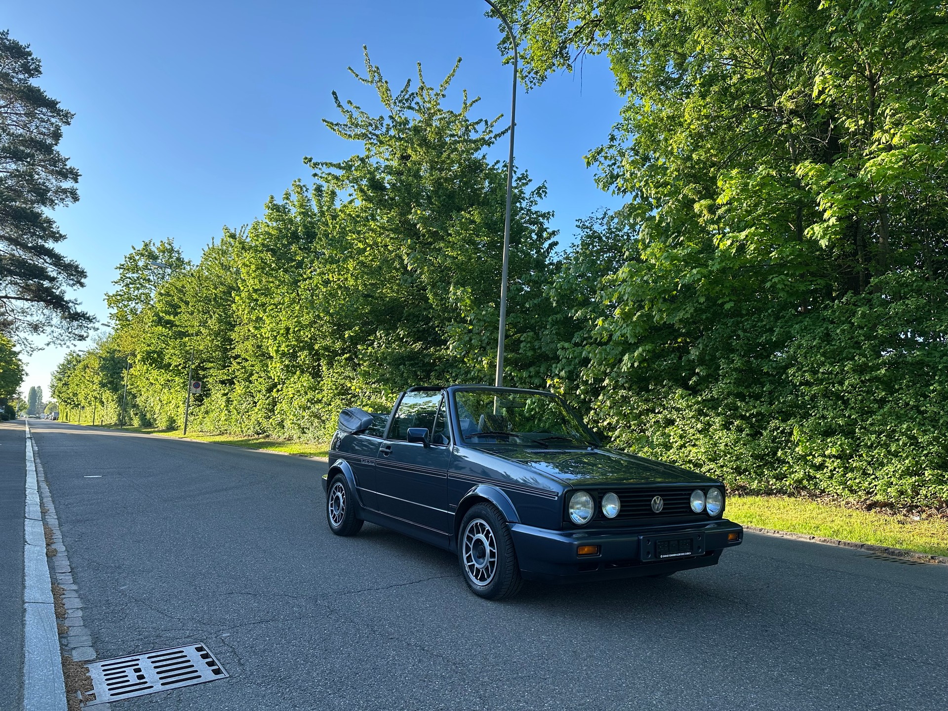 VW Golf Cabriolet 1800 (Night Blue Special)-image-2