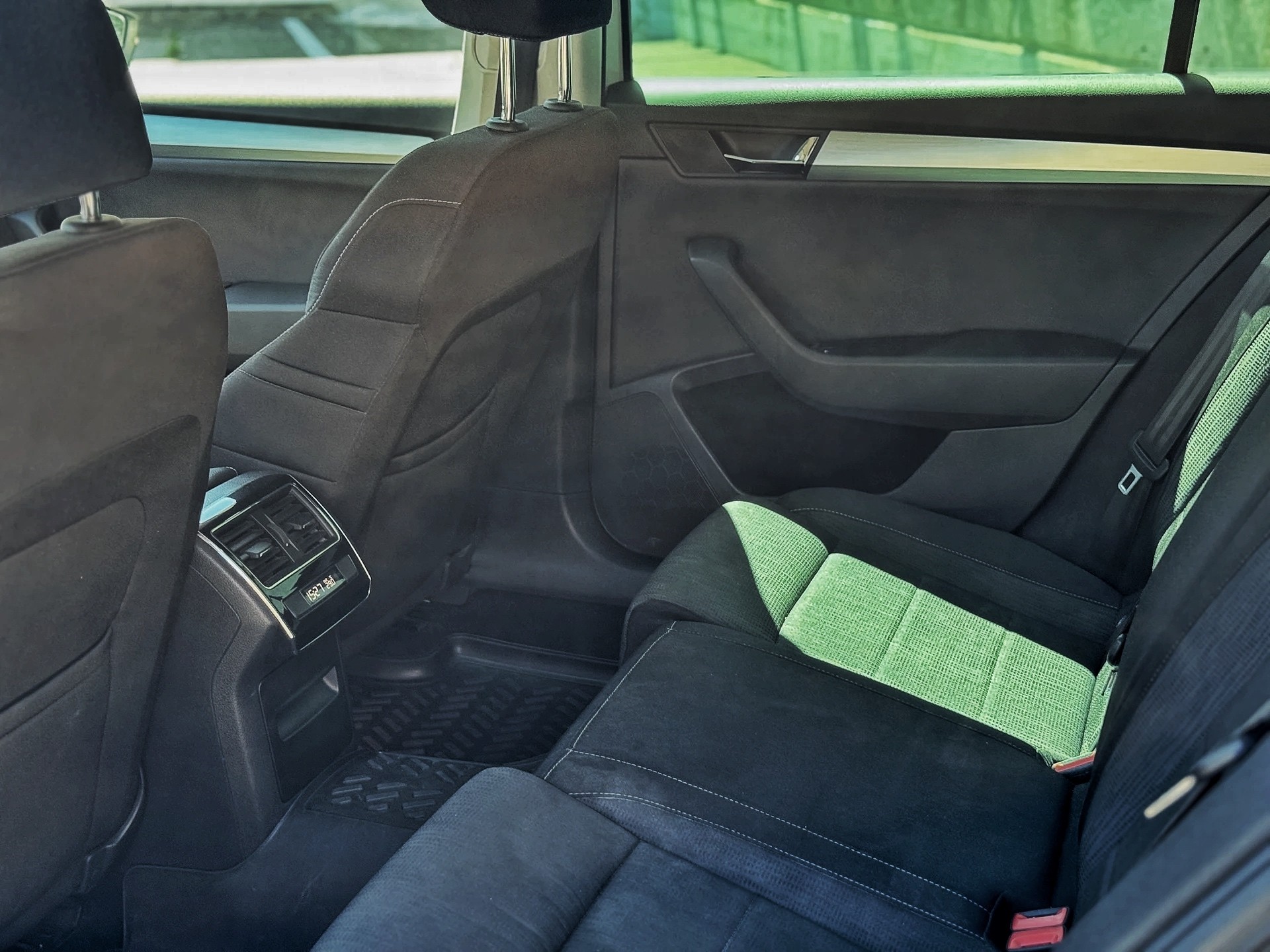 SKODA Superb Combi 2.0 TDi Ambition 4x4 DSG-image-19