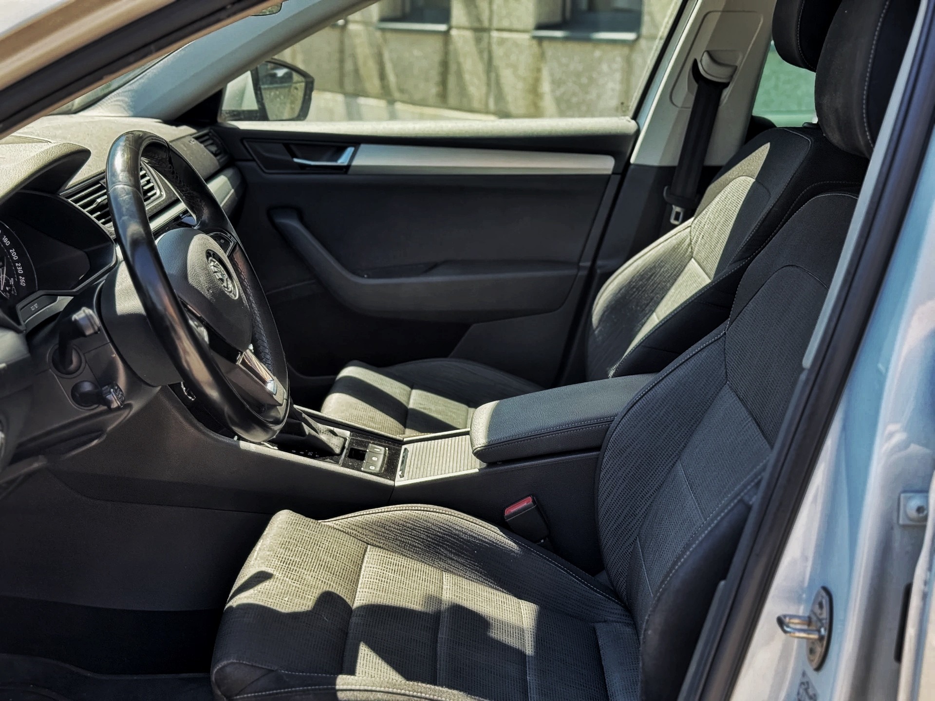 SKODA Superb Combi 2.0 TDi Ambition 4x4 DSG-image-12
