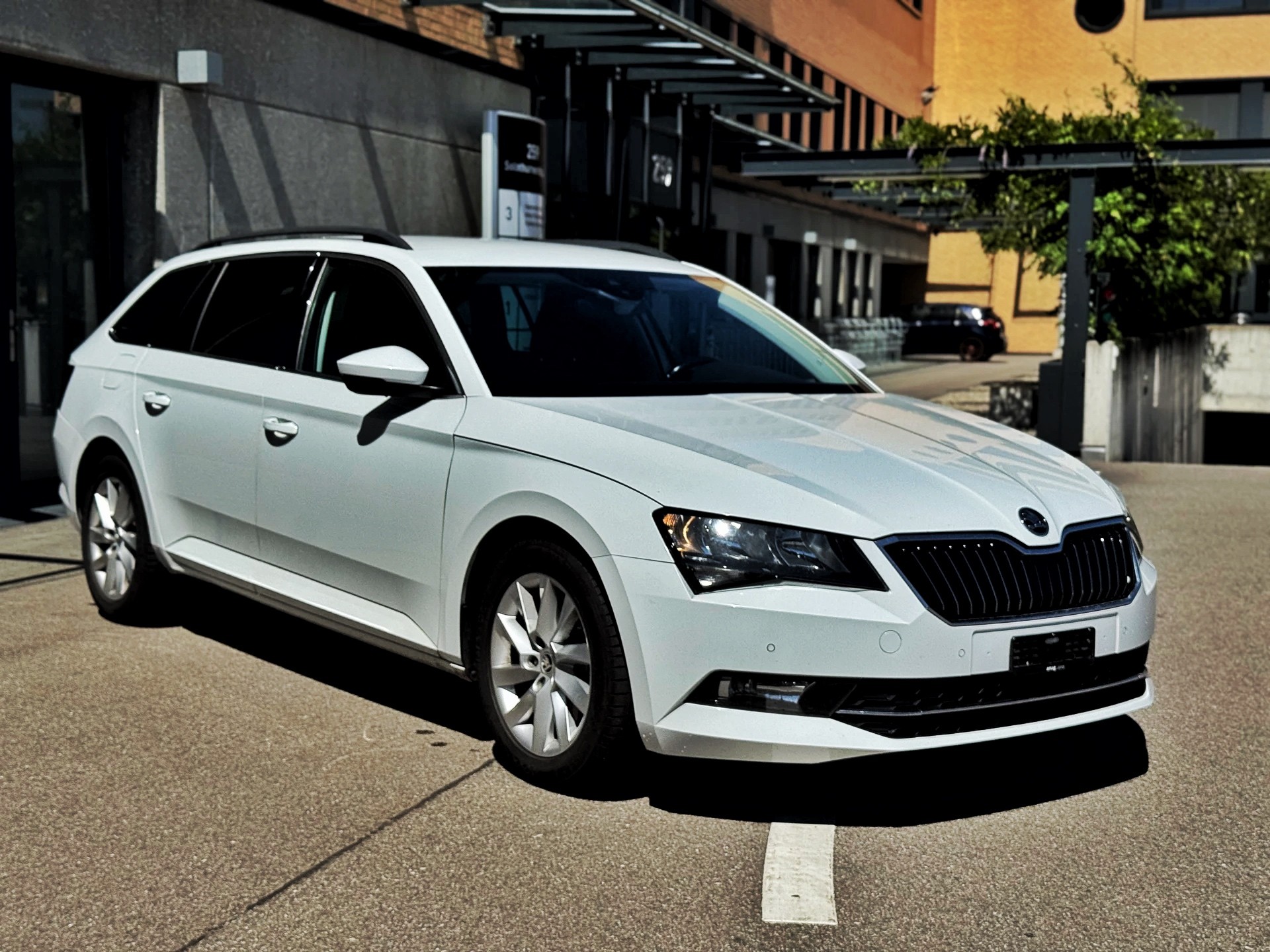 SKODA Superb Combi 2.0 TDi Ambition 4x4 DSG-image-7
