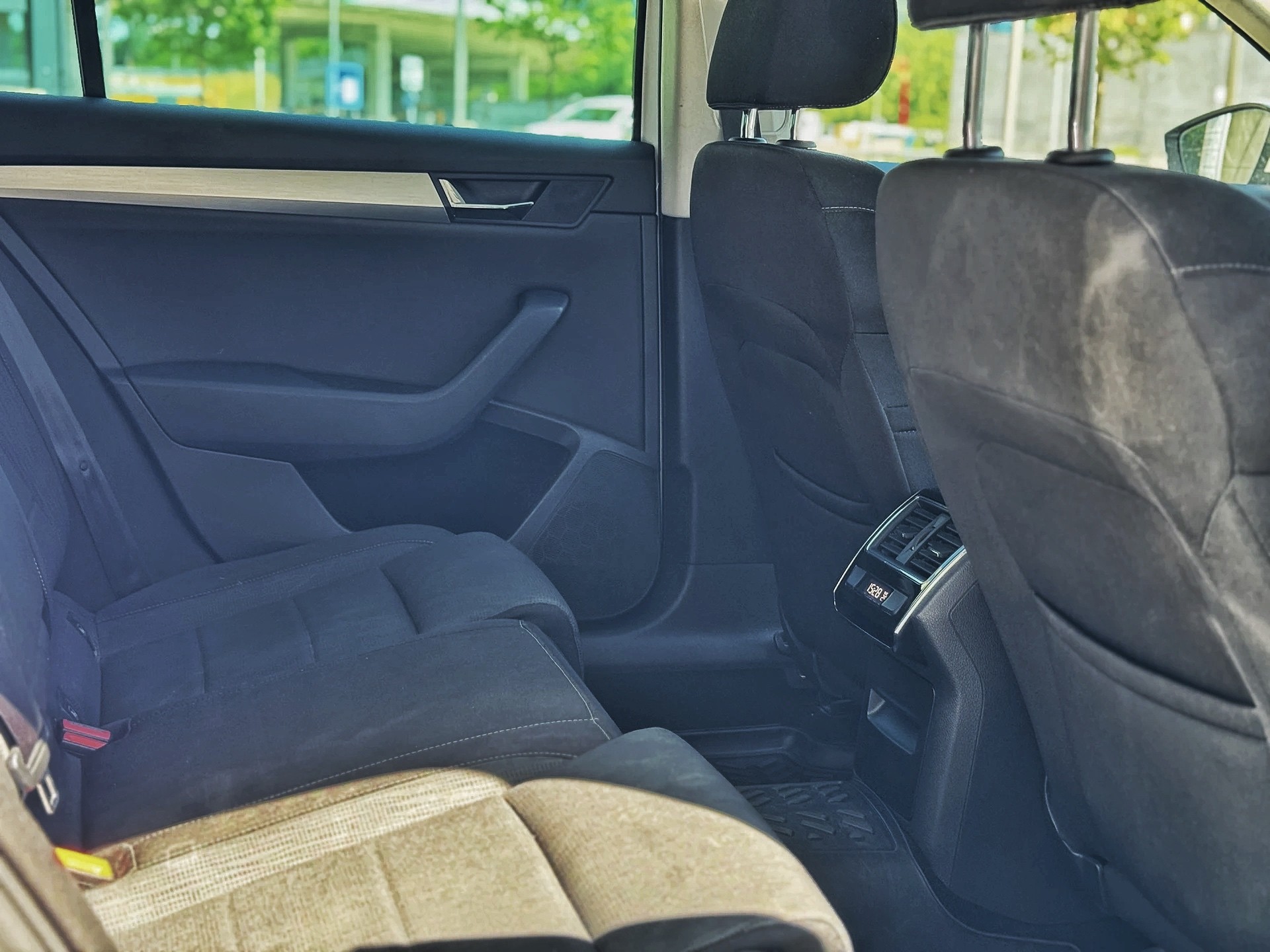 SKODA Superb Combi 2.0 TDi Ambition 4x4 DSG-image-21