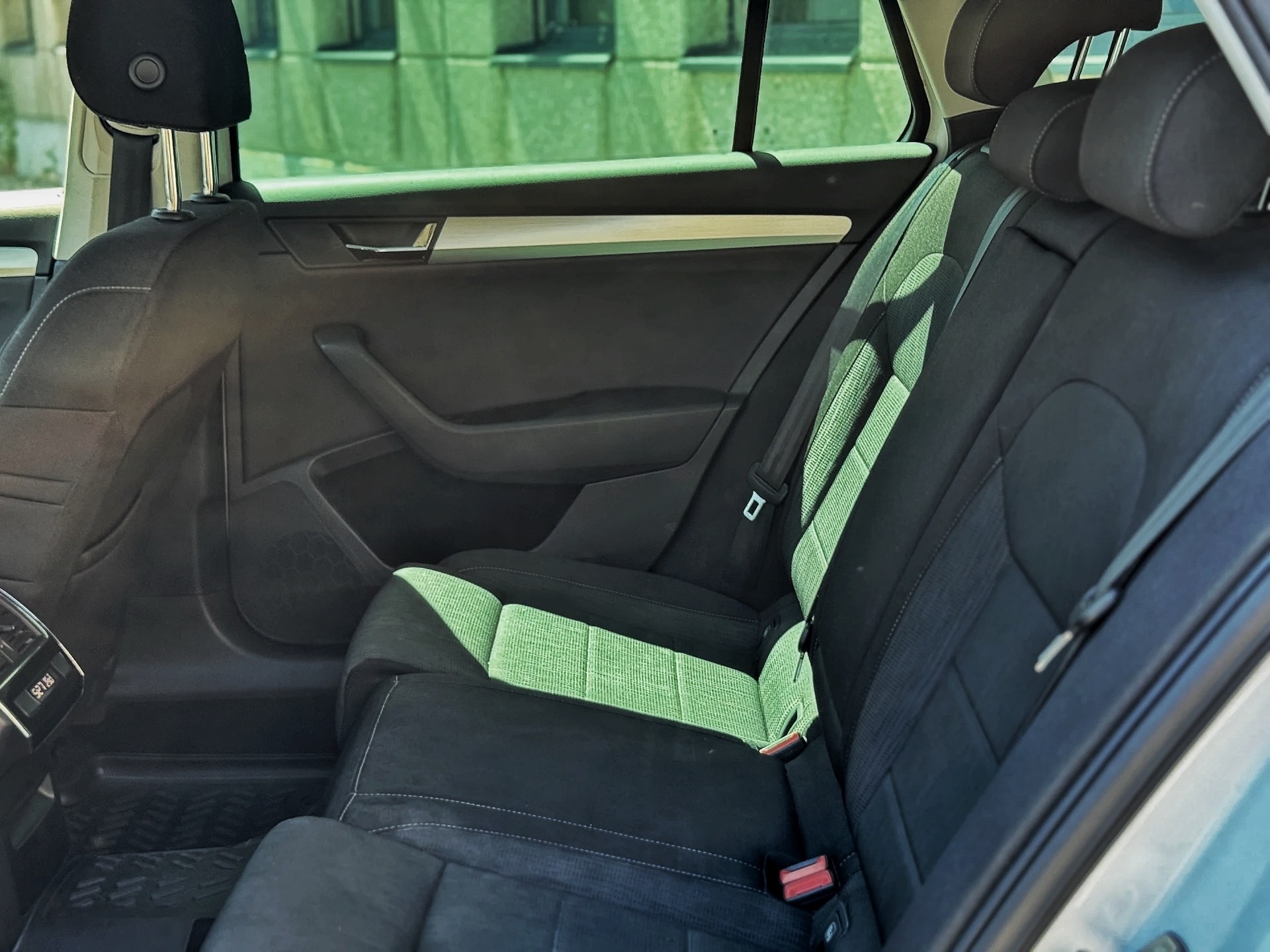 SKODA Superb Combi 2.0 TDi Ambition 4x4 DSG-image-18