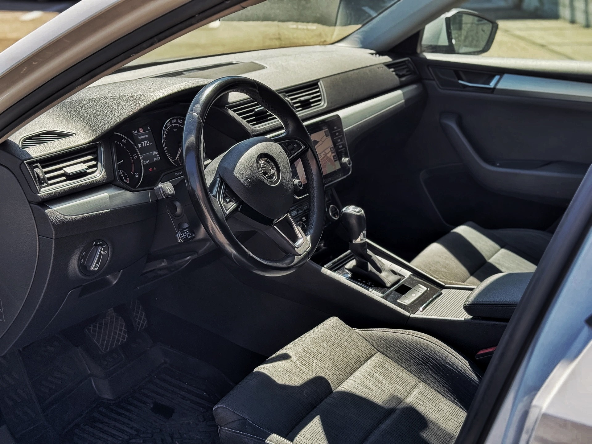 SKODA Superb Combi 2.0 TDi Ambition 4x4 DSG-image-13