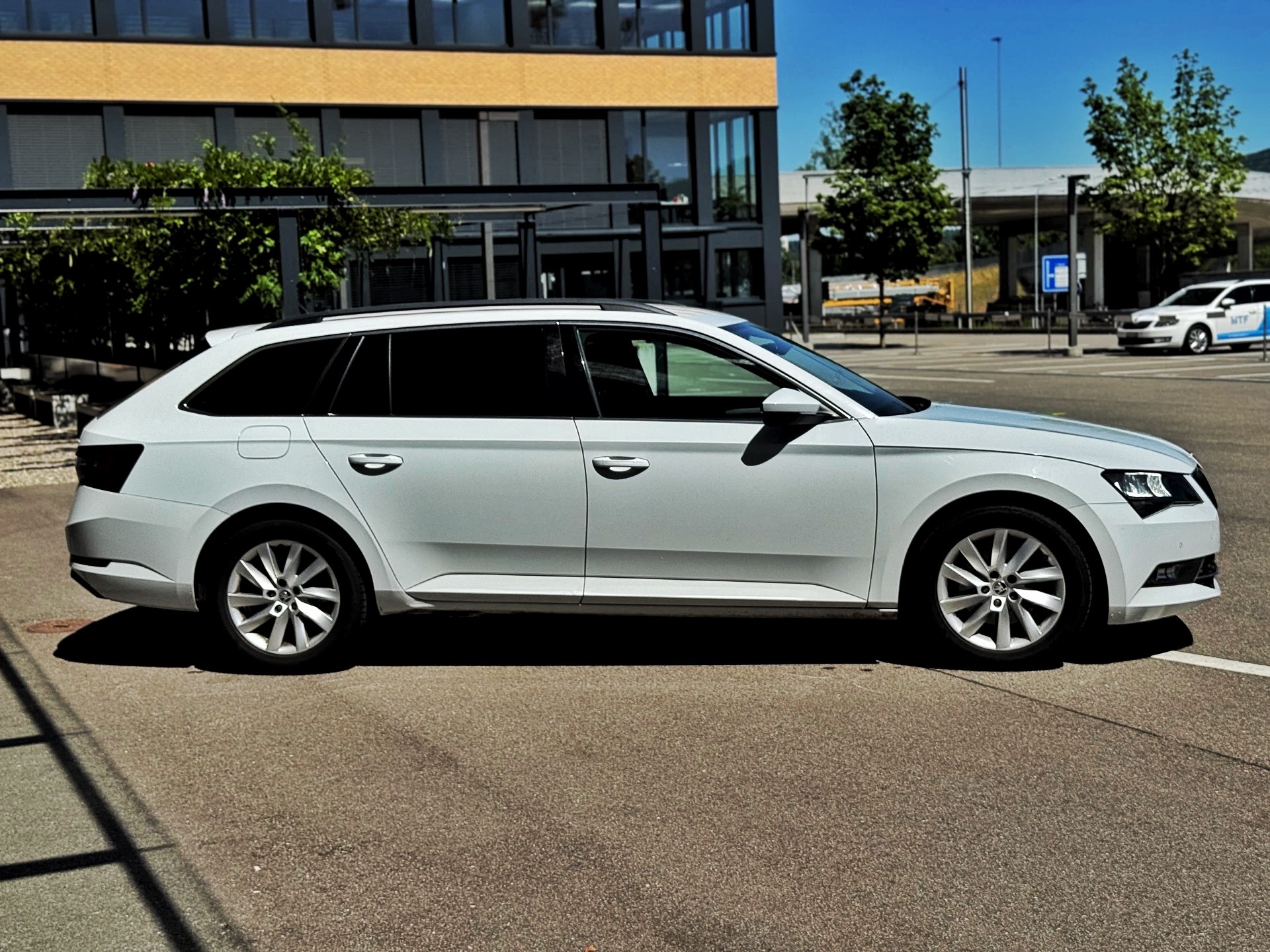 SKODA Superb Combi 2.0 TDi Ambition 4x4 DSG-showroom-element-2