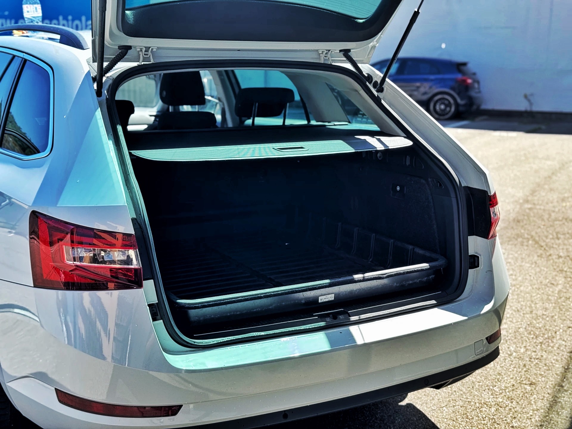 SKODA Superb Combi 2.0 TDi Ambition 4x4 DSG-image-22