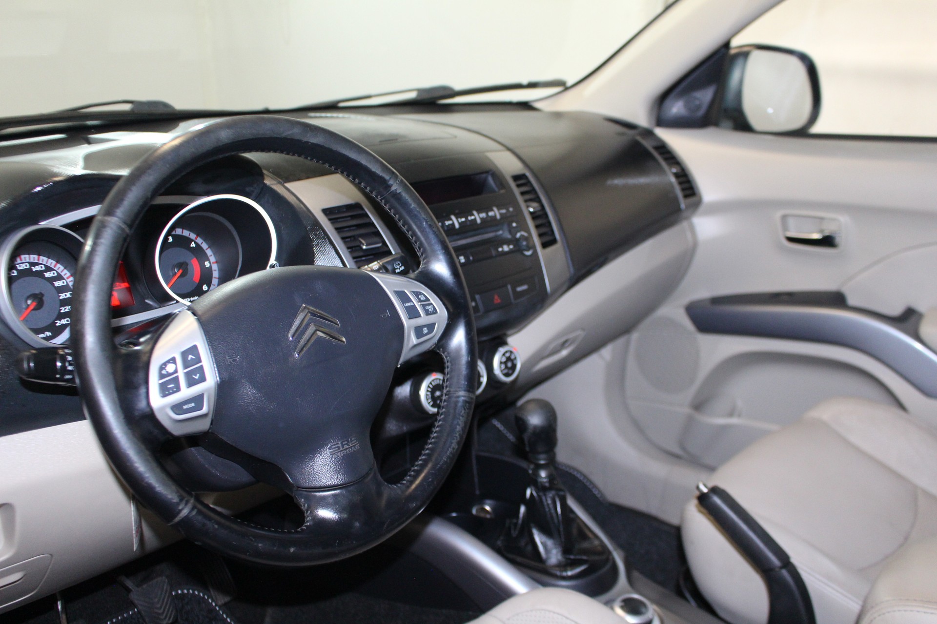 CITROEN C-Crosser 2.2 16V HDi Exclusive-image-13