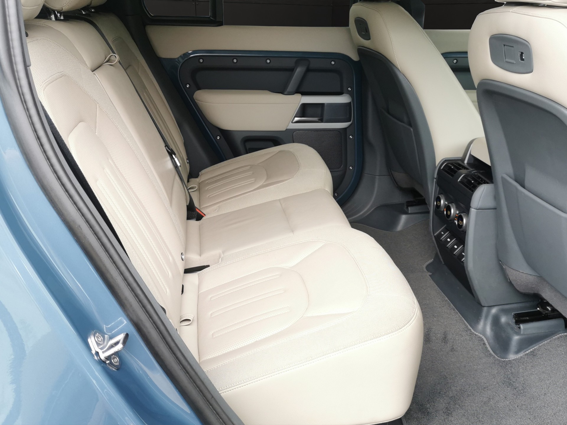 LAND ROVER Defender 110 D240 SD4 SE AT8-image-15