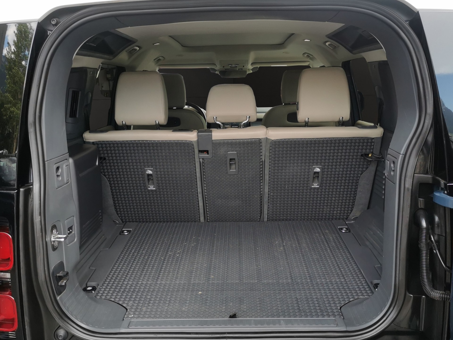 LAND ROVER Defender 110 D240 SD4 SE AT8-image-8