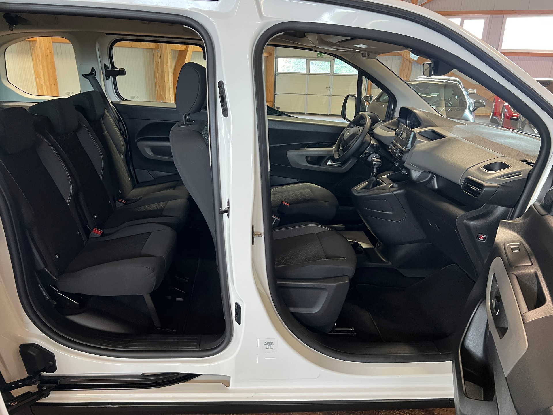 PEUGEOT Rifter 1.2 PureTech Allure-image-13